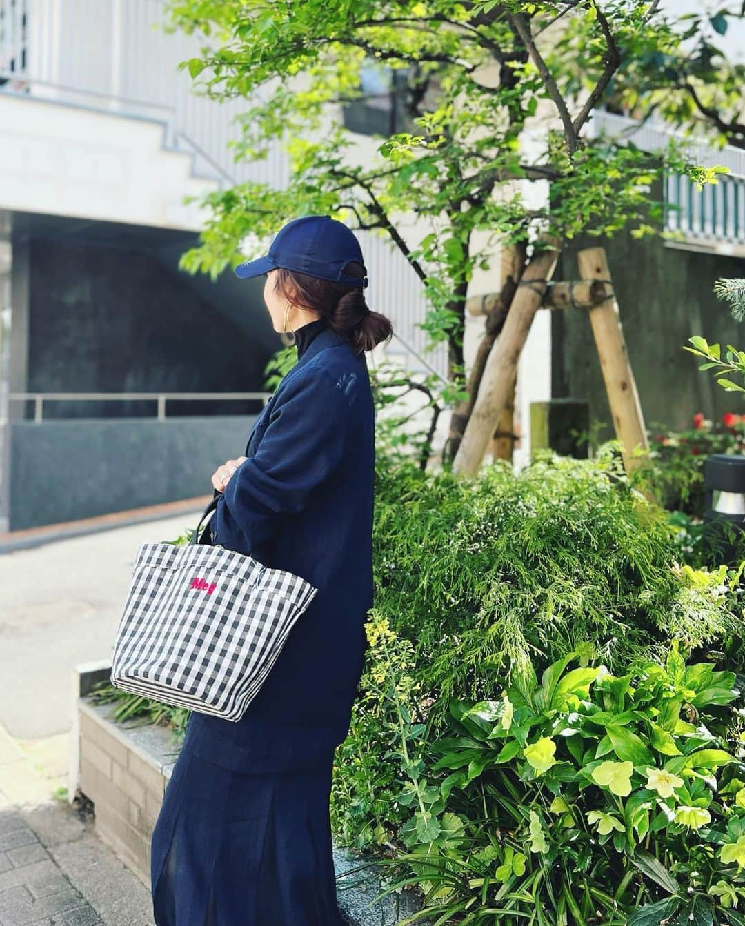 神崎恵のインスタグラム：「・ 新学期が始まり、 毎朝三男を送った後、ひと駅ぶんくらい歩くようになりました。 これがとても気持ちが良くて、 たった数日なのに、体も心もすっきりで軽いです。 話は変わりますが、 キャップをかぶるときには、耳に髪をうっすらかぶせるとなんだかいい感じに見えるもので。 髪を結んでも、おろしても、 キャップをかぶるときには 耳にはちょいと髪をかぶせる👂。 ヘアスタイリストの　@unami_kudo さんとも意見が一致したので、 間違いないです⭕️ ぜひお試しください。 紫外線が強くなるこれからの季節も、 朝の送りや、 顔を出したくない日も。 顔を見せたくない、できるだけ境界線を引いて生きたい日、 帽子や眼鏡の活用ができると、心が楽になります。 画像1.2枚目は、送りの帰り道。 3.4はその日の仕事の帰り道です。  #キャップのかぶり方」