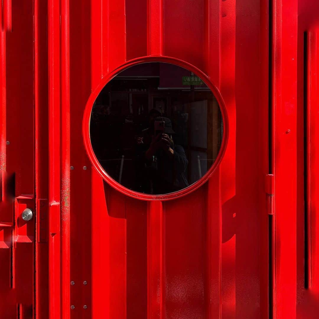 sunday_722さんのインスタグラム写真 - (sunday_722Instagram)「* * 🟥⚫️🟥 self portrait 🤣😂🤣😂 * Device: iPhone13pro * * #red #door #ザ壁部 #selfportrait  #ShotOniPhone #indies_minimal #rsa_minimal #tv_simplicity #ig_mnms #great_captures_minimal #fa_minimal #paradiseofminimal #ic_minimal #mwjp #mobgraphyworld #minimalism #minimalmood #minimal_perfection #soulminimalist #minimalexperience #ig_minimalshots #minimalint #minimal_phototrip #ig_photooftheday #jj_minimalart #tv_pointofview #jj_mobilephotography」4月12日 21時54分 - sunday_722