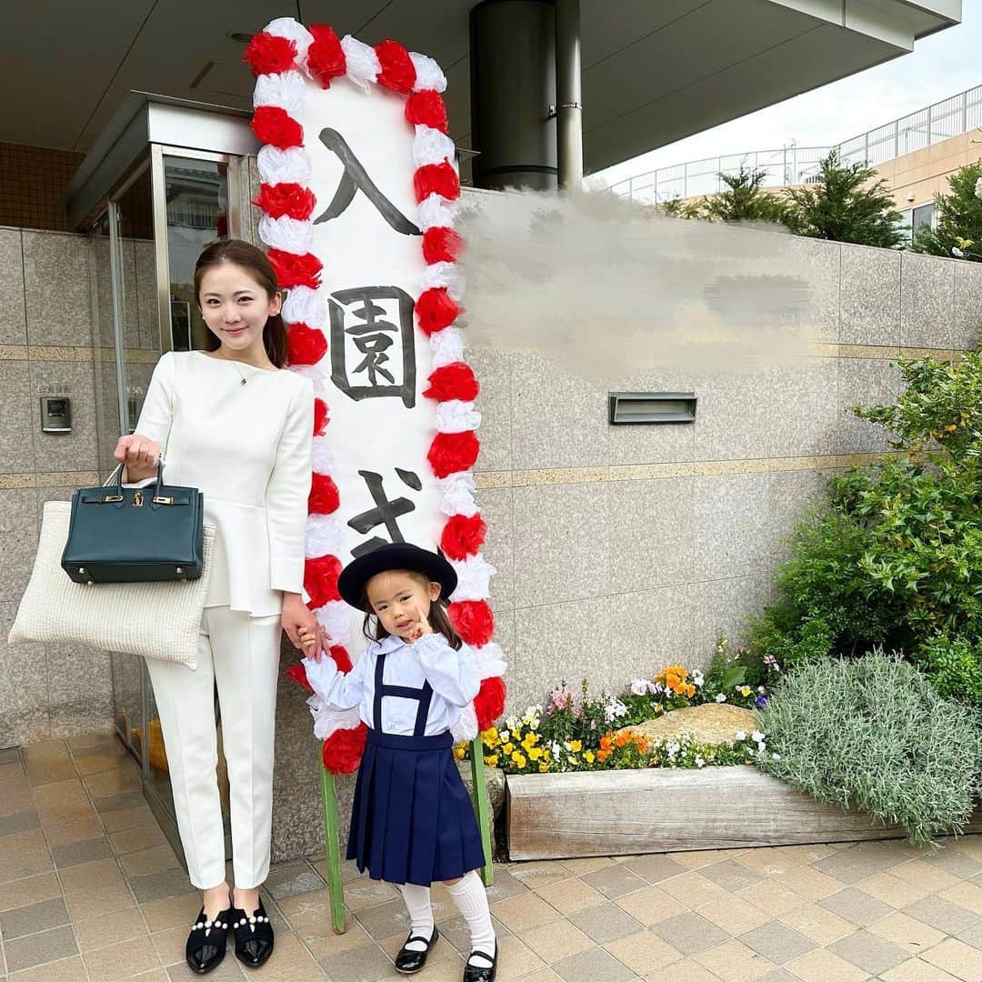 姫野れみのインスタグラム：「娘の入園式がありました🌸 お友達と遊ぶことが大好きな娘は はやく通いたくて ずっとずっと楽しみにしていた日✨  赤ちゃん連れ大変だからお預かりするよ！と 選手ご家族のお言葉に甘えさせていただき、、 一度しかない娘の入園式を しっかり見守ることができました🥲  素敵な幼稚園で素敵なお友達を たくさん作って楽しい園生活を 送れますように😌💖  #入園式」