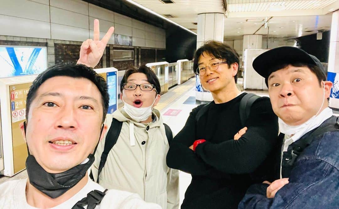 辻本耕志のインスタグラム：「3日目、ご来場くださった皆様、ありがとうございました。今日は、秋の王、菅原永二さんが来てくれましたよ。久しぶりです。 少し休んで明日も楽しみまーす。 #シアターコントロニカ　#回廊」