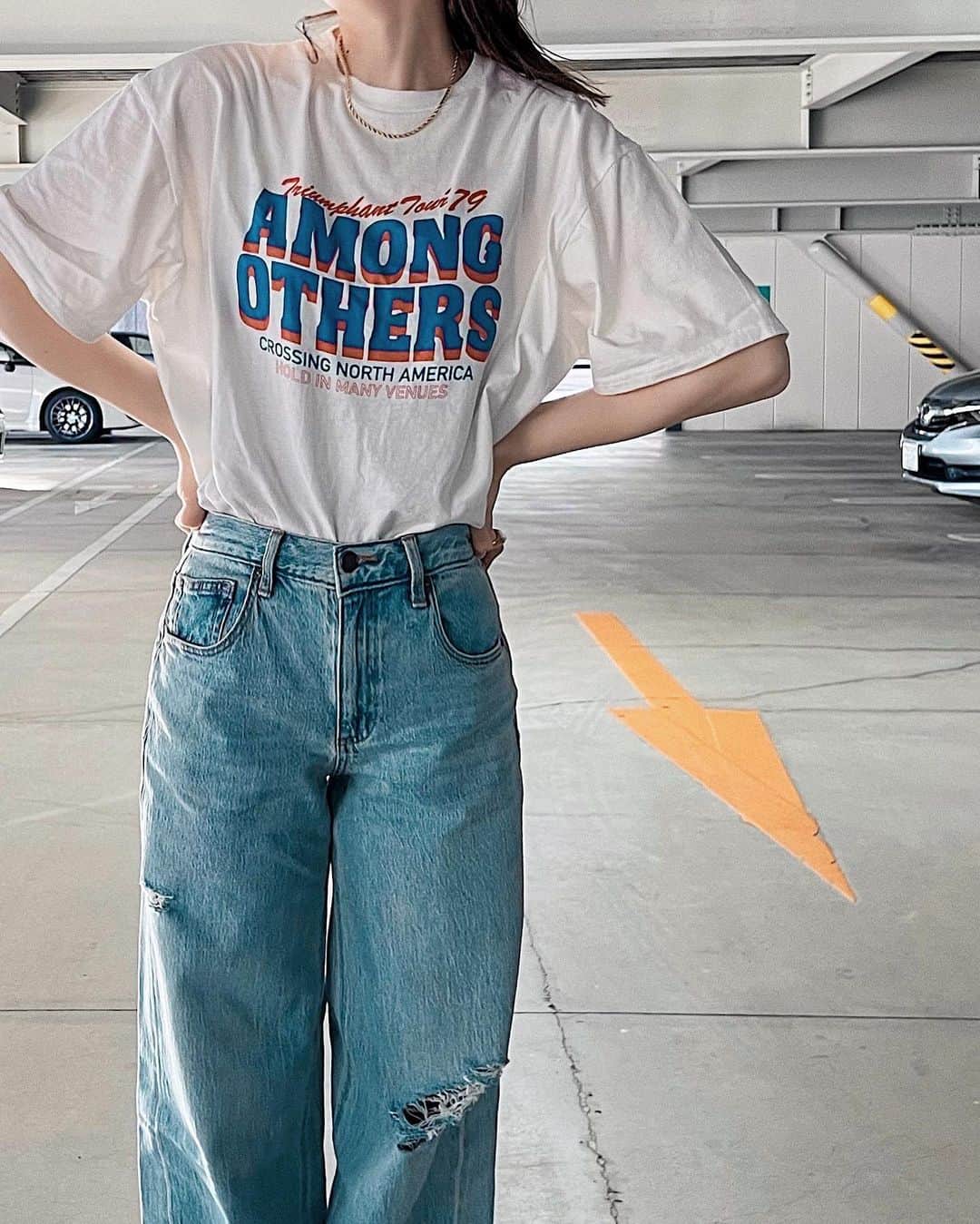 のインスタグラム：「今年も @ungrid_official のTシャツが かわちぃ🫰🏼🩵 ヴィンテージライクなロゴがすき🫶🏼 . . . . . #ungrid#ツアーロゴルーズTee#夏コーデ#デニムコーデ#白T#白tコーデ#シンプルコーデ#大人カジュアル#大人カジュアルコーデ#キレイめカジュアル#キレイめカジュアルコーデ#ローライズ#ローライズデニム#スニーカー女子#スニーカーコーデ#ドライブコーデ#休日コーデ」