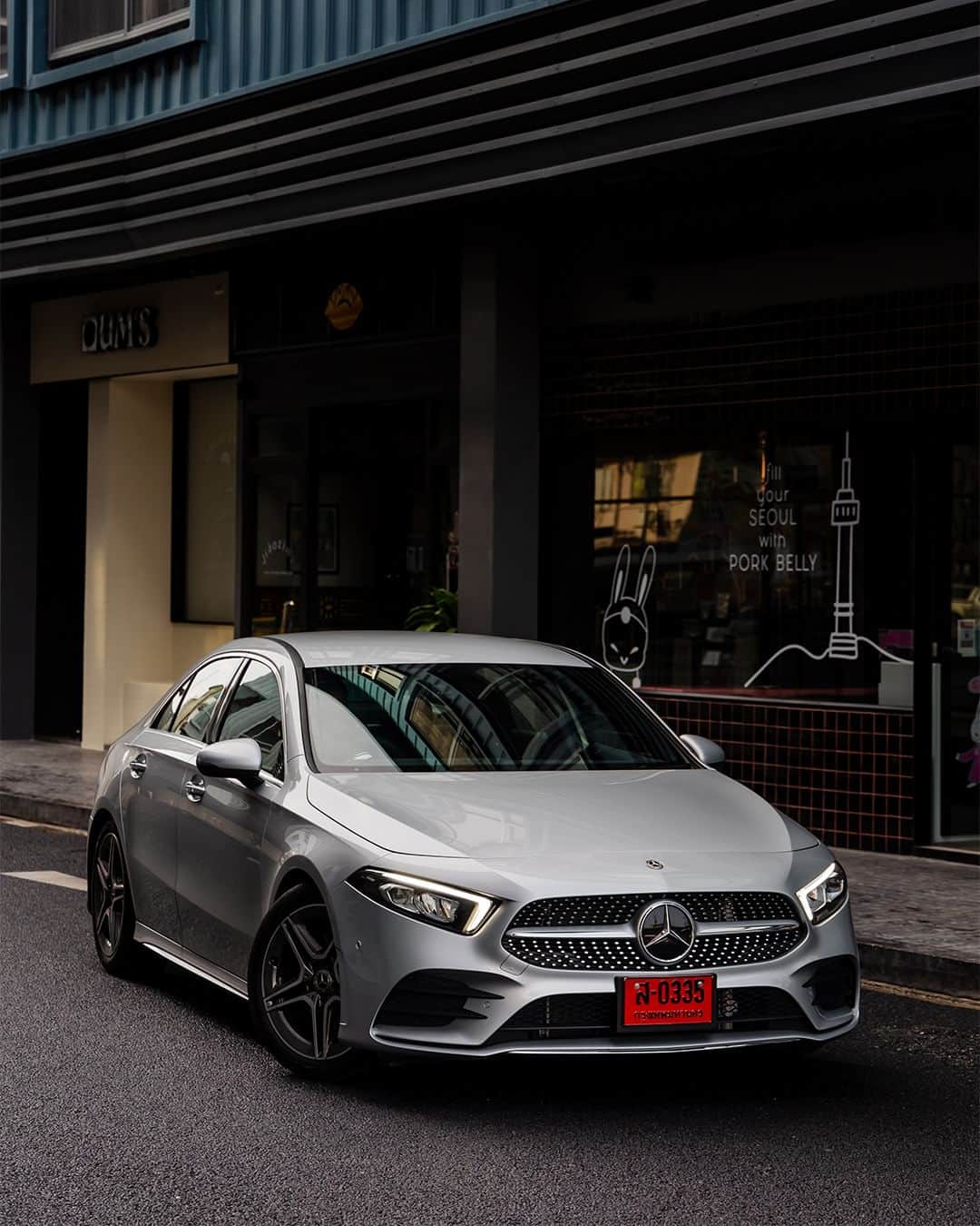のインスタグラム：「เดินทางได้อย่างคล่องตัวในทุกวันไปกับ Mercedes-Benz A 200 AMG Dynamic ซีดานสไตล์สปอร์ตที่มาพร้อมชุดแต่ง AMG Bodystyling รอบคันมาพร้อมกระจังหน้า diamond grille พร้อมให้คุณโดดเด่นทุกขณะการขับเคลื่อน  *อุปกรณ์บางส่วนในภาพอาจแตกต่างจากที่จำหน่ายจริง โปรดตรวจสอบรายการอุปกรณ์ของรถยนต์แต่ละรุ่นที่ผู้จำหน่ายฯ อย่างเป็นทางการทั่วประเทศ​​  #AClass #MercedesBenz #MercedesBenzThailand」