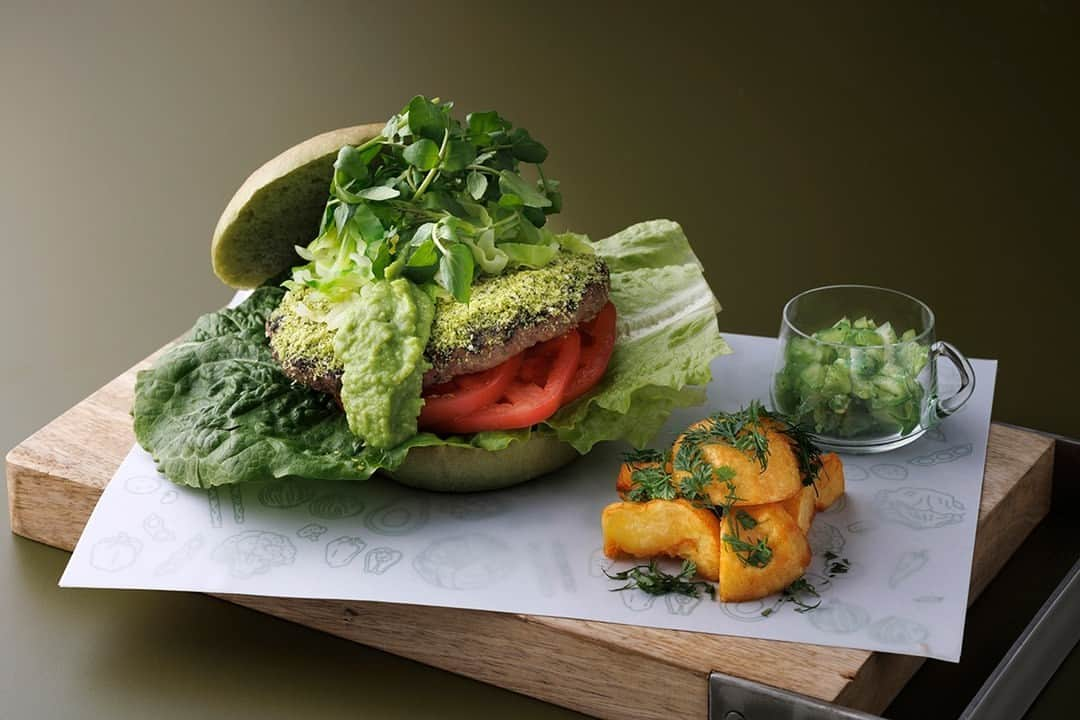 Courtyard Shin-Osaka St Courtyard by Marriott Shin-Osaka Stationのインスタグラム：「📍 Dining & Bar LAVAROCK 【GREEN SPRING BURGER】  よもぎバンズに国産牛100％のパテ、柔らかく甘みのある春キャベツ、クレソン、春を告げるシェーブルチーズとアボカドのソースを合わせ、頬張れば春が広がる緑色のハンバーガー。 味変にグリーントマトのスパイシーサルサを添えました。 ランチでもディナーでも愉しめます。  A 100% Japanese beef hamburger topped with spring cabbage, watercress, chevre cheese, and avocado sauce on a yomogi bun, filling your mouth with the spring delicacies. Served for lunch or dinner.  期間： ～2023年5月31日(水) 時間： 11:30～14:30(ラストオーダー)、17:00～20:00(ラストオーダー) 金額： 3,750円  . @cyosaka #cyosaka #DiningandBarLAVAROCK . #コートヤード新大阪ステーション #ラヴァロック新大阪 #hotel #osaka #osakahotel #osakatrip #osakafood #ホテル #大阪 #大阪ホテル #新大阪ホテル #大阪グルメ #新大阪グルメ #大阪ディナー #新大阪ディナー #大阪ハンバーガー #ハンバーガー #ハンバーガー好きな人と繋がりたい」