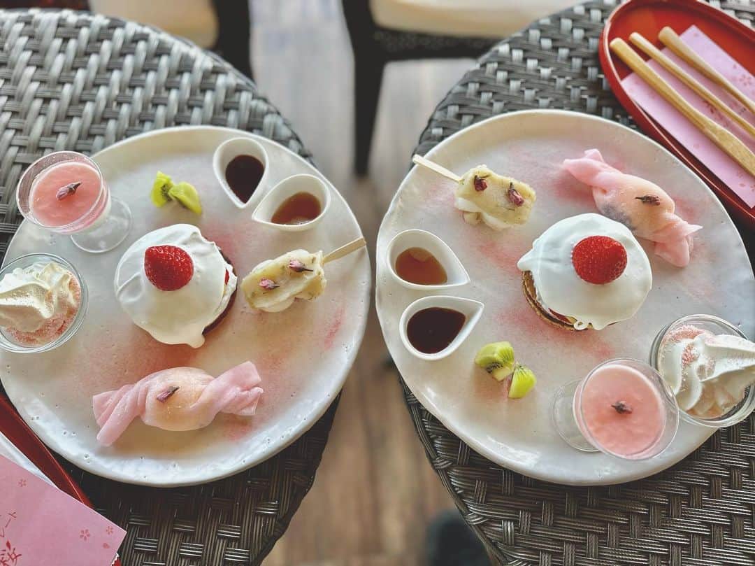 柴小聖さんのインスタグラム写真 - (柴小聖Instagram)「地元帰ったら絶対いこーって思ってた  @buheisaku さんの ときのテラス✨  テラスがすごく気持ちよくて最高だった！  期間限定で今月末まで食べられる  「ときめきプレート・桜」を 頂いてきました🙏✨  和菓子中心だから 甘すぎなくて どれも美味しかったです…🥺❤️  あと注文してから揚げてくれる 揚げ煎餅もおいしかった！！  両親のお気に入りみたいです🫢  #栃木グルメ #栃木カフェ #春スイーツ #和スイーツ #小山市スイーツ #栃木 #武平作 #栃木スイーツ #sweets #和菓子 #和菓子カフェ PR」4月12日 13時05分 - konona.official