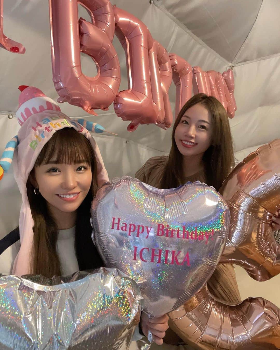 のインスタグラム：「嬉しかった🤤  全く気付かなかったサプライズ🤤 こんなに可愛いく準備してくれてありがとう🥹❤️‍🔥  Pが破けて足りなくてhapyになってたの笑ったし自分より大きいバルーン膨らましてるのも可愛いくて大好き🥹  #最後のは私の悪あがきw . . . . #birthdaygirl  #バースデーサプライズ #バースデーフォト #誕生日サプライズ」