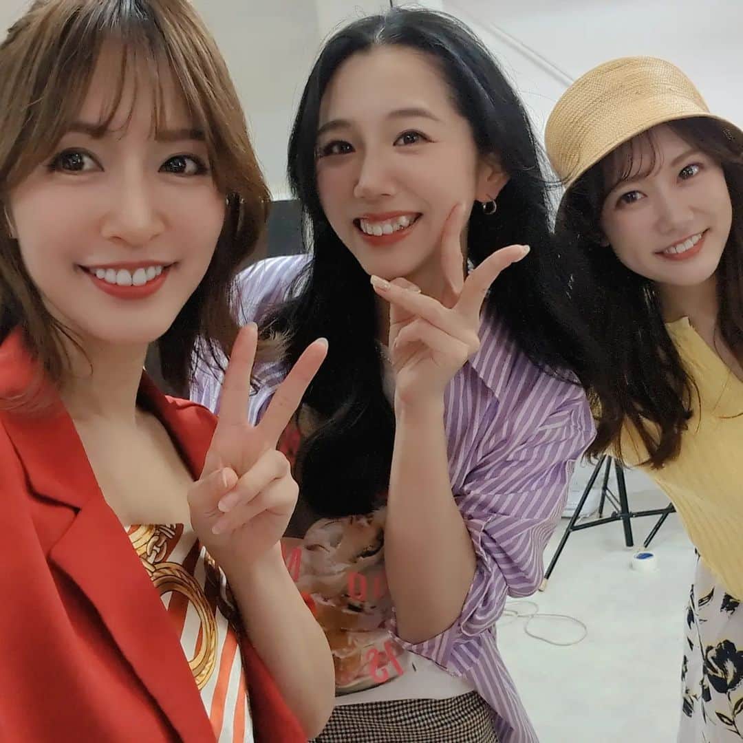 浜田真衣のインスタグラム：「昨日から販売された⁡ 人気投票top7のカレンダー🗓✨⁡⁡ ⁡⁡ ⁡応援してくれたみんなのお陰で⁡ いろいろな事が形になろうとしています𓂃❁⃘𓈒𓏸⁡ ⁡⁡ ⁡皆様本当にありがとう🎁✨⁡ ⁡⁡ ⁡写真はカレンダー撮影の時のᐕ)ﾉ⁡⁡ ⁡ ⁡⁡ ⁡ #浜田真衣 ⁡」