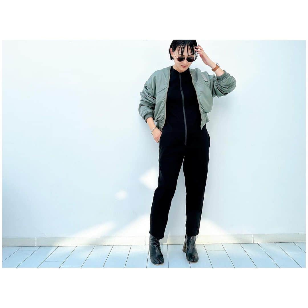 李ヒャンさんのインスタグラム写真 - (李ヒャンInstagram)「SWEAT ALLINONE(black) スウェットのセットアップをつなぎにリメイク。 フロントジップなので着脱も楽しやすいです。 合わせるアイテムで色々印象変えて着ていただける楽ちんつなぎです♡  *予約特典ありの予約会は17日(月)21時までです。 #fashion #style #ootd #outfits #remake #allinone #sweat #herfee #herfee2023aw #herfee_official」4月12日 13時27分 - 73hyang