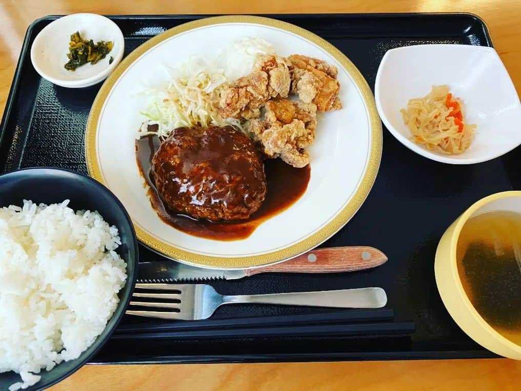 前原誠司さんのインスタグラム写真 - (前原誠司Instagram)「昨日のお昼は、東京事務所のスタッフと一緒に衆議院第一議員会館内の食堂で済ませました。私は「ハンバーグとから揚げ」の定食。美味しかったです。ご馳走様でした。（誠）#まえはランチ」4月12日 13時29分 - seiji_maehara.official