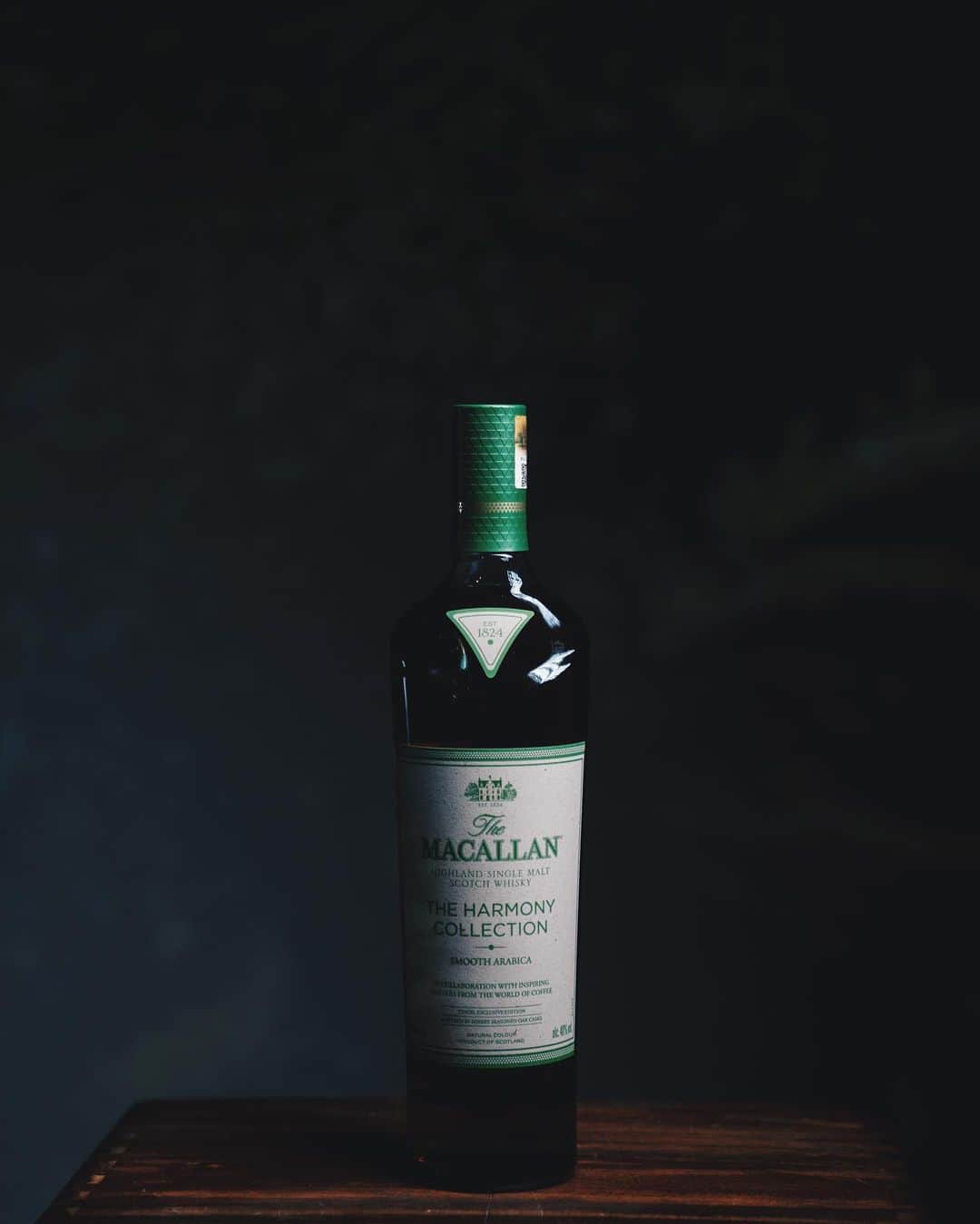 Noel LHYさんのインスタグラム写真 - (Noel LHYInstagram)「| 𝐓𝐡𝐞 𝐌𝐚𝐜𝐚𝐥𝐥𝐚𝐧   The Macallan Harmony Collection Smooth Arabica - celebrates the world of coffee and has been inspired by the Ethiopian Arabica coffee bean.  A combination of American and European oak casks to achieve the distinctive notes offered by the single malt.  The Macallan Harmony Collection Smooth Arabica is available in The Macallan Airport Boutiques, Hong Kong International Airport and key airports around the world and China Hainan Island duty free shops.   #THEMACALLAN #THEHARMONYCOLLECTION @THE_MACALLAN」4月12日 13時30分 - no3l
