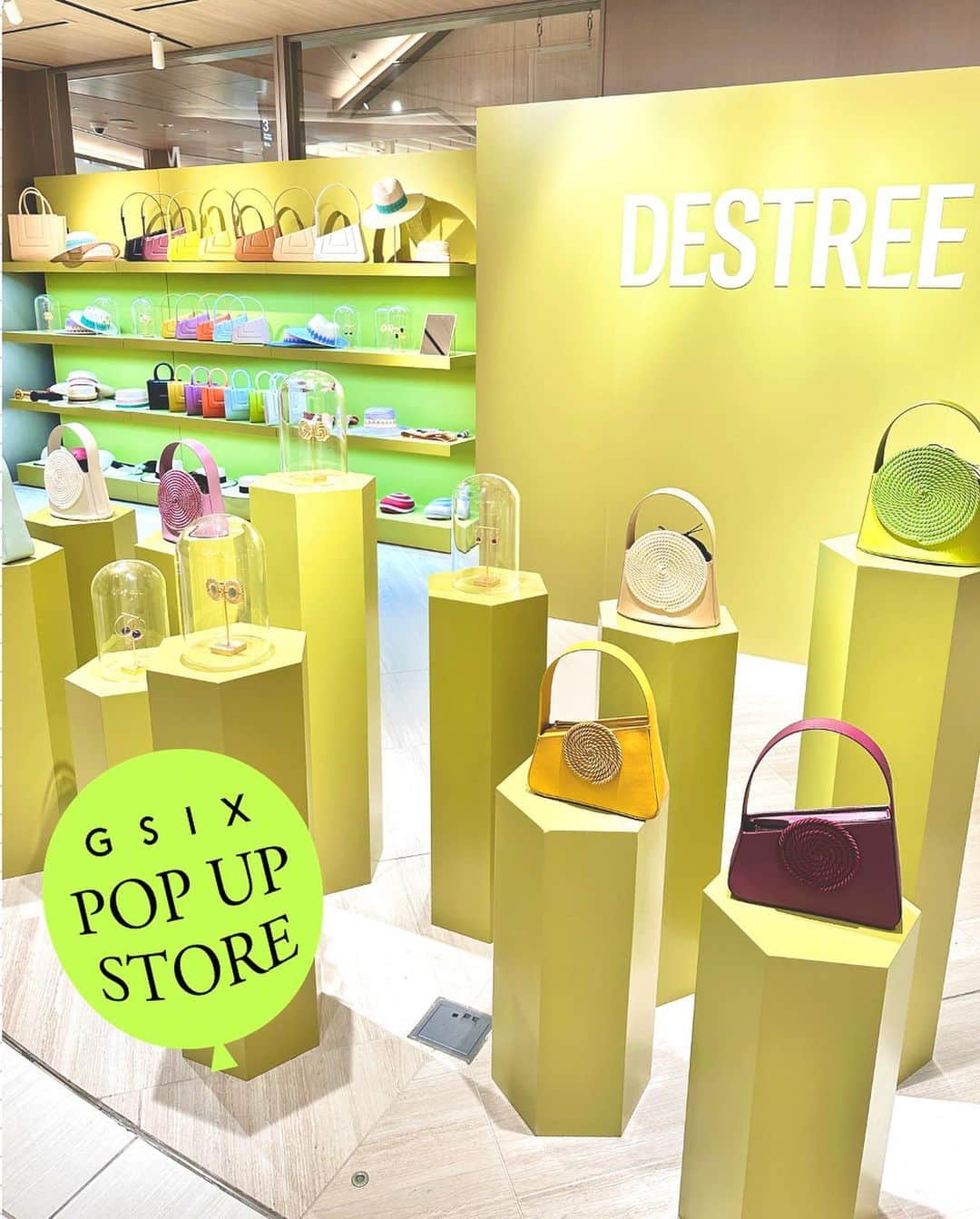#ぶらエディターズ GINZA SIX オフィシャルのインスタグラム：「DESTREE 3F POP UP STORE @destree   この春日本に本格上陸し、数々のセレブリティやアーティスト、モデルが愛用し話題となっているパリ発のファッションブランド、DESTREE（デストレー）をご存知でしょうか？🇫🇷👗   手がけているのは、チーフ ブランド オフィサーのジェラルディーヌ・ギヨ氏と、CEOのラティシア・ロンブローゾ氏の2人の女性❣️ギヨ氏は幼い頃からアートに触れて育ち、英国の名門芸術大学であるセントラル・セント・マーチンズで美術史を学んだ後に、2015年にハットブランドとしてデストレーを設立🙌🏻現在はジュエリーからウェアまでを展開し、現代アートにインスピレーションを得た、カラフルで情熱的かつユニークで都会的なパリジャンスタイルを表現しています✨   さらにギヨ氏のアートに対する敬愛の精神はアイテムのネーミングにも反映され、バッグやハット、ジュエリーのモデル名は、アーティストや作品名が付けられているのも特徴です🎨🖼️   そんな最注目ブランドが、4/25（火）まで3FでPOP UP STOREを開催中🎉ブランドのコンセプトカラーであるグリーンが目印のSHOP（📸1枚目）には、バッグやハット、ベルトやジュエリーといったアクセサリーを中心に、ウェアも厳選して展開👚👕💕1点1点がまるでアートピースのような珠玉のアイテムがこんなに揃うのは、都内ではGINZA SIXだけとなっています😳⚡️   デストレーでまず手に取りたいのは、シンプルながら独特のフォルムがありそうでない、美しいモダンな佇まいのバッグです👜✨アシンメトリーカットがエッジィな印象を与え、スタイリングを引き締めてくれる「ALBERT（アルバート）」（📸2枚目・上段 各税込118,800円、下段 各税込90,200円）や、家具などの縁飾りとして使われるフランスの伝統的な飾り紐、パスメントリーを丸くあしらった「GÜNTHER（ギュンター）」（📸3枚目）など、アイコニックなバッグが色展開豊富にラインナップ🌟どれもなめらかなカーフレザーを用いて、スペインの職人によって手作りされています🇪🇸✨ミニマルなデザインなのでユニセックスで使え、和装にも合わせる方も多いのだとか👘！   次にチェックしたいウェア（📸4枚目)は、片方の肩にアシンメトリーなカラーディテールが施されたニットベスト（📸5枚目左・税込47,300円）や丸いポケットを配したチェック柄のパンツ（📸5枚目右・税込52,800円）、ヴィンテージにインスパイアされたメリハリのあるシルエットのセットアップ（📸6枚目左・税込75,900円、右・税込52,800円）など、柄や色使い、フォルムがアーティなムードを醸すアイテムばかり☺️   デストレーのスタイルを完成するには、大ぶりのゴールドジュエリー（📸7枚目左・税込33,000円、右・税込54,000円）も外せません💍💎２つの指につけるダブルリング（📸8枚目・税込30,800円）のようにカラーストーンを使ったジュエリーも多く（📸9枚目）、ひとつあるだけでスタイリングのポイントに☝🏻💯どれも上質なフランス製で、真鍮に24Kコーティングをしているので、大ぶりなのに付け心地は軽やかなのも嬉しい点です🫧🫧   ほかにも色鮮やかなベルトや、ブランドの真骨頂でもあるシルエットが美しいハット（📸10枚目）が店頭に並び、ユニークで洗練されたデストレーのパリジャンスタイルを、トータルで体感できるPOP UP STOREとなっています🌟人と被らない最新バッグやジュエリー、ウェアをお探しの方は、ぜひデストレーで新たな発見を💖   ―― 3F ☎0120-135-015 ――   #DESTREE #デストレー #paris #パリ #23SS #fashion #ファッション #bag #バッグ #itbag #jewelry #ジュエリー #24K #goldjewelry #ゴールドジュエリー #hat #ハット #カンカン帽 #panamahat #パナマハット #art #アート #artist #アーティスト #ginzasix_popup #ginzasix_fashion #ginza #銀座 #ginzasix #ギンザシックス   @ginzasix_official」