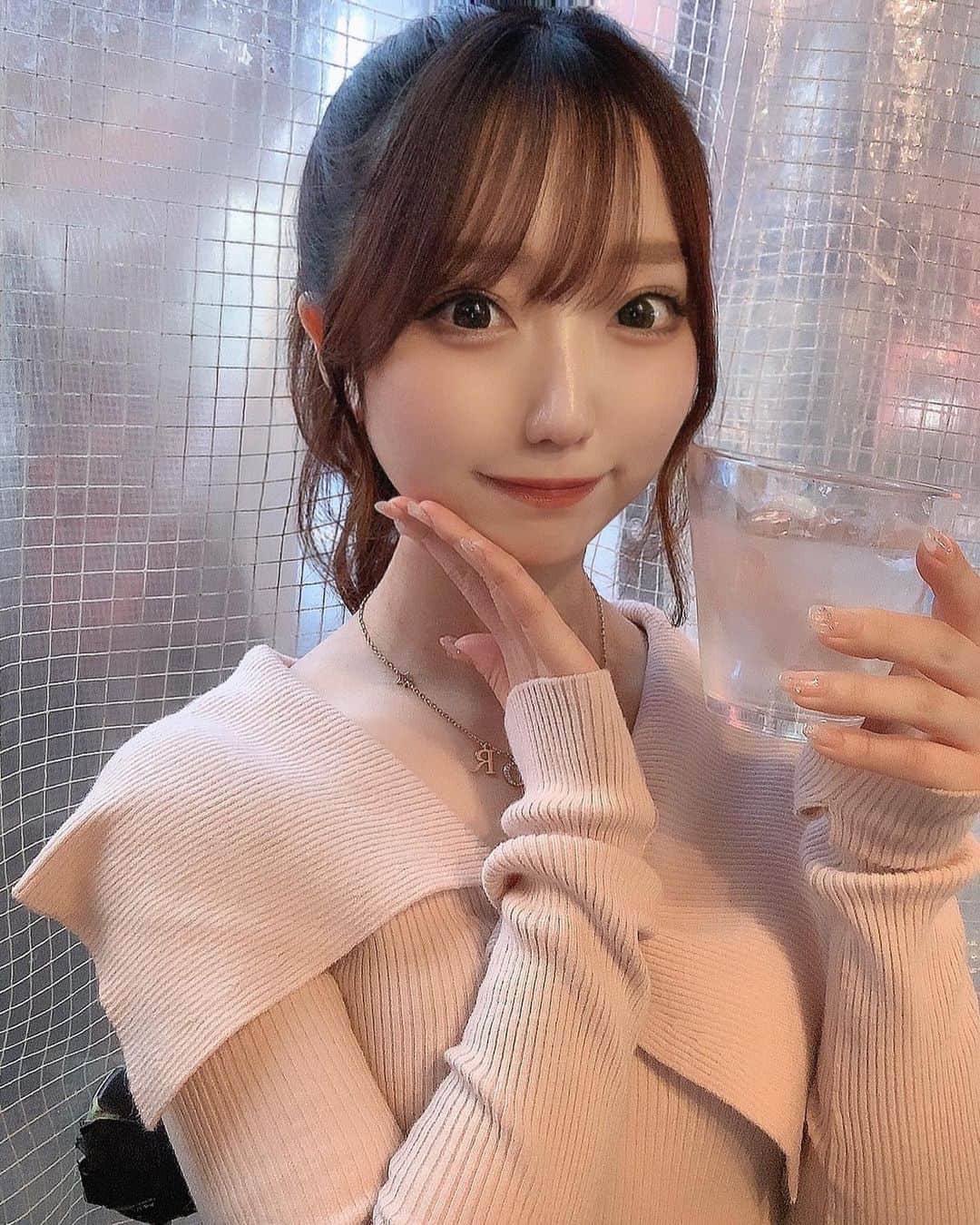 のインスタグラム：「屋台で飲み歩き🏮🍺 ・ 雰囲気最高だった！最近は芋焼酎が好き🐶🐶 ・ ・ #屋台グルメ #博多屋台　#天神　#飲み歩き　#お酒好き女子 #ポニーテール　#サロンモデル」