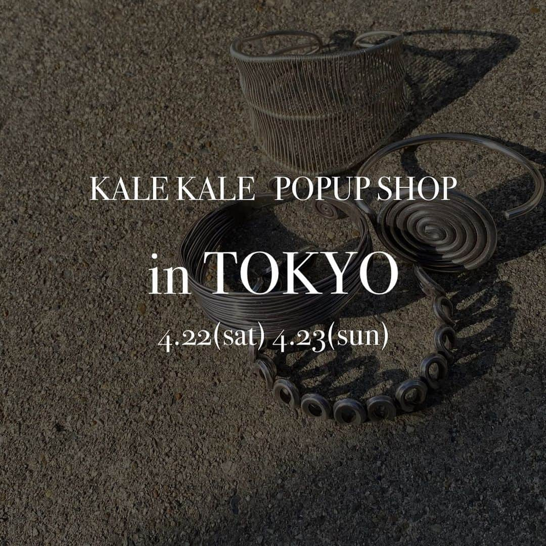 gallerieさんのインスタグラム写真 - (gallerieInstagram)「▼POPUP SHOP▼  ▪️Tokyo 4/22(sat).23(sun) 📍目黒区目黒区青葉台1-22-2 AYビル1F 中目黒駅より徒歩4分  ▪️Osaka 4/29(sat).30(sun) 📍大阪府大阪市西区南堀江1-14-14-103 四ツ橋駅より徒歩7分  【POP UPから発売される新作を紹介💍】 本当に大好きなシルバーアクセサリー。 『カレンシルバー』です。 初めてタイに行った20年程前から とにかく繊細で独創性のあるデザインでしかもシルバーで扱い易くて、 ずっと使い続けられる カレンシルバーにどっぷり ハマりました。  そのデザイン性で この10年で世界中から 人気なシルバーアクセサリーと なりました。  カレンシルバーは 日本では「首長族」としても有名は チベットとタイの間に位置する部族です。  全て手作り。今でも変わりません。 全てのデザインはカレン族が自分達の衣装の装飾から生まれ、意味があるものです。 繊細なデザインが可能なのは シルバー925よりも純度が高く上質なシルバーを使用しています。  地球の自然や気候が限界に近づいている現代。 世界の部族は自分達の性質や生活スタイルに合った元々の場所が失われ山をどんどん降りざる得ません。  カレン族から出ることがなかった ハンドメイドのシルバーは こうして部族が山を降りて生活を するために私達へと 伝わってきました。  自給自足ができない 酸素濃度や気候が違う場所は 人体の性質も困難があります。 そして、町はお金がないと生活できません。 収入という生活とは無縁の部族がどんどん途絶えています。  自然と共存し 地球の植物や動物を支えていてくれたのも世界各地に部族がいるからです。  SDGs「持続可能な社会」を 地球の視座から考えた時に 部族を絶やさず それぞれの性質で持続可能な地球にしていく。 ファッションが大好きな私達が お互いの需要として 喜びあいが出来る場所を 選択する。  私はそんな参加の仕方を したい。 と思っています。  #古着#古着コーデ#vintage#vintagefashion#シルバーリング#シルバーアクセサリー#カレンシルバー#sdgs#持続可能な社会#silver」4月12日 20時00分 - kalekale_official