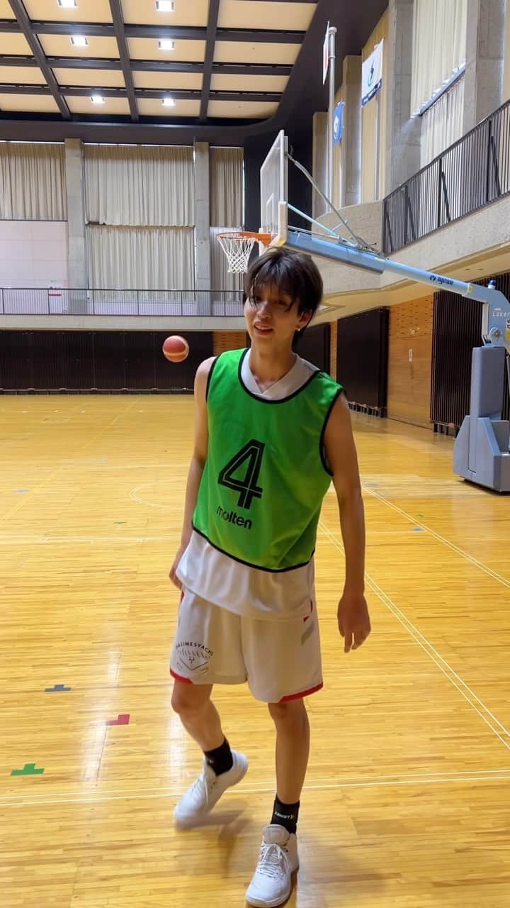 はじめしゃちょーのインスタグラム：「最近割とバスケしてる🏀⛹️‍♂️」