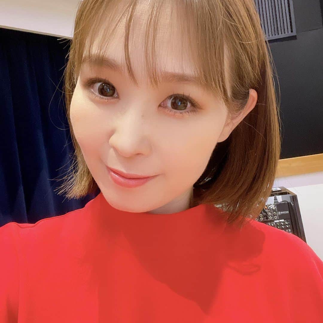 愛内里菜のインスタグラム：「本日は大人気ピアノYouTuberのよみぃさんの ツイキャスに夕方17時前後で出演するかも！😊  お時間合う方ぜひ来てね‼️‼️‼️ ⁡ ざくっとした告知😂 ⁡ ⁡ 😆YouTube！ 「愛内里菜オフィシャルチャンネル」 ⁡ ⁡ 🐦Twitter 愛内里菜 official @RRikakakiuchi ⁡ ⁡ 😆TikTok 愛内里菜/Rina Aiuchi 　 🟥17配信 愛内里菜_official ⁡ ⁡ #愛内里菜  #歌手 再始動 #垣内倶楽部  #バンド   #ライブ #一体化 #絆 #盛り上がりたい  #感謝  #22周年　 #YouTube #ユーチューバー#TikTok」