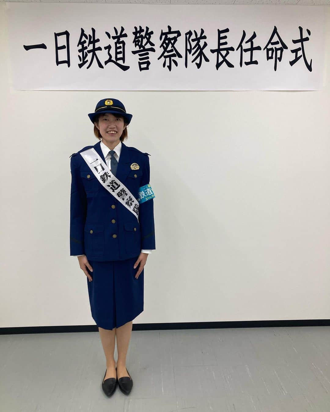 我孫子智美さんのインスタグラム写真 - (我孫子智美Instagram)「2023.04.12  本日は、一日鉄道警察隊長を拝任し、 痴漢や盗撮被害防止活動として、チラシや啓発品の配布を草津駅にて行いました👮  制服も着用させていただき、少し緊張しましたが😂 出勤、登校中の皆さん、受け取ってくださりありがとうございました！  新年度になったこの時期、駅や電車内での痴漢や盗撮が増えるようです。  痴漢や盗作の被害を受けた側は、一生心に傷が残ることもあります。 やってはいけないのはもちろんのことですが、 私たちが周囲に目を向けるだけで被害が抑えられることもあるかと思います。  もし助けを求める人がいらっしゃるようであれば、声かけしてあげる勇気を持ちたいです。  今日教えていただいたのですが、 滋賀県警の鉄道警察のページには『ヘルプカード』というものがあり、これらをスマホに保存しておくと、もし被害に遭い実際に声があげられない時に使えます↓ https://www.pref.shiga.lg.jp/police/seikatu/chiiki/104345.html  痴漢防止のハンドブックや対策も載っているので、一度確認してみてください👍  びわ湖放送のニュースしがいろ内で、今日の様子が映されるとのことです🫡  みんなで気をつけていきましょう！  #列車等における痴漢等被害防止期間 #痴漢 #盗撮 #ダメ絶対」4月12日 14時08分 - tomomomiabiko