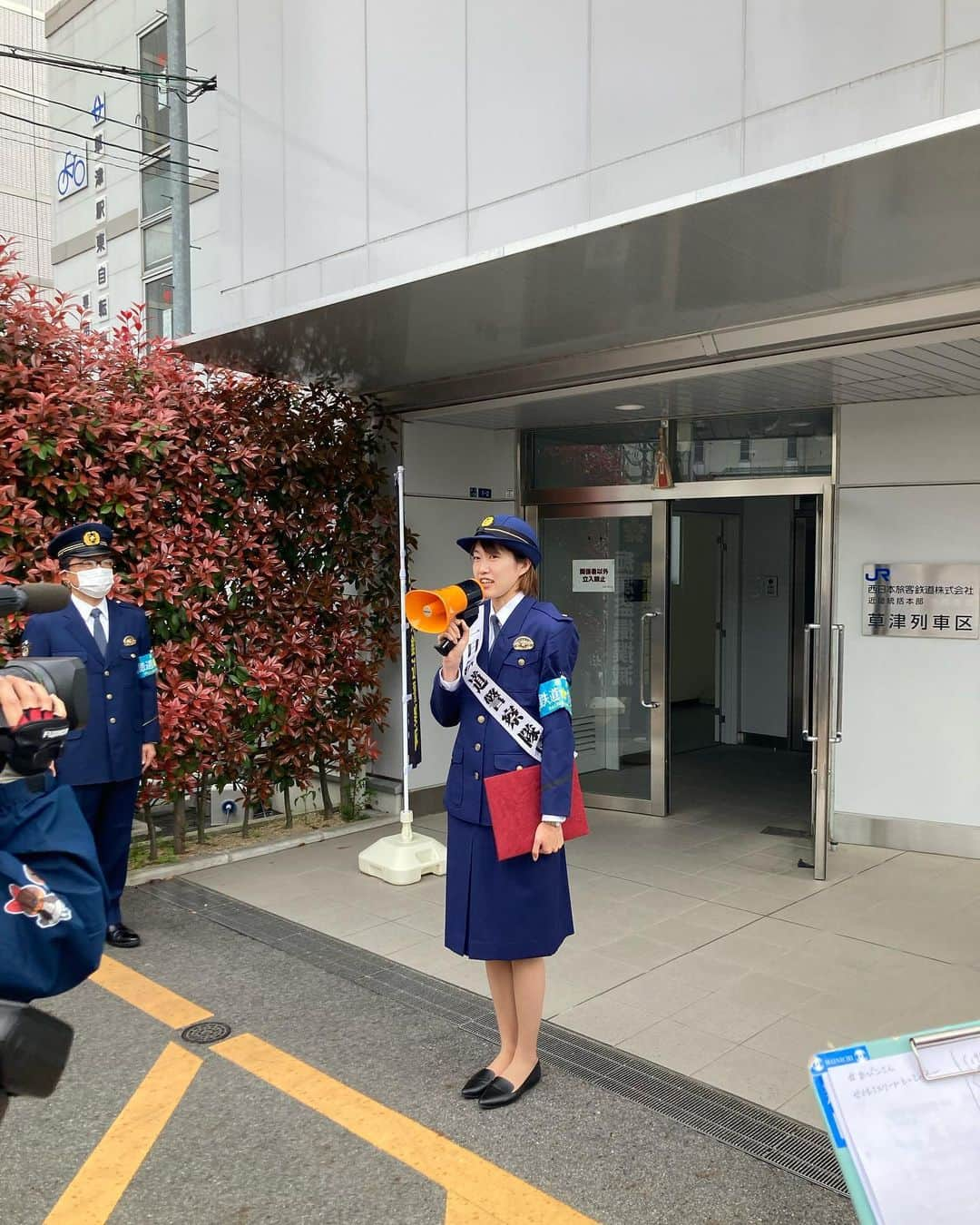 我孫子智美さんのインスタグラム写真 - (我孫子智美Instagram)「2023.04.12  本日は、一日鉄道警察隊長を拝任し、 痴漢や盗撮被害防止活動として、チラシや啓発品の配布を草津駅にて行いました👮  制服も着用させていただき、少し緊張しましたが😂 出勤、登校中の皆さん、受け取ってくださりありがとうございました！  新年度になったこの時期、駅や電車内での痴漢や盗撮が増えるようです。  痴漢や盗作の被害を受けた側は、一生心に傷が残ることもあります。 やってはいけないのはもちろんのことですが、 私たちが周囲に目を向けるだけで被害が抑えられることもあるかと思います。  もし助けを求める人がいらっしゃるようであれば、声かけしてあげる勇気を持ちたいです。  今日教えていただいたのですが、 滋賀県警の鉄道警察のページには『ヘルプカード』というものがあり、これらをスマホに保存しておくと、もし被害に遭い実際に声があげられない時に使えます↓ https://www.pref.shiga.lg.jp/police/seikatu/chiiki/104345.html  痴漢防止のハンドブックや対策も載っているので、一度確認してみてください👍  びわ湖放送のニュースしがいろ内で、今日の様子が映されるとのことです🫡  みんなで気をつけていきましょう！  #列車等における痴漢等被害防止期間 #痴漢 #盗撮 #ダメ絶対」4月12日 14時08分 - tomomomiabiko