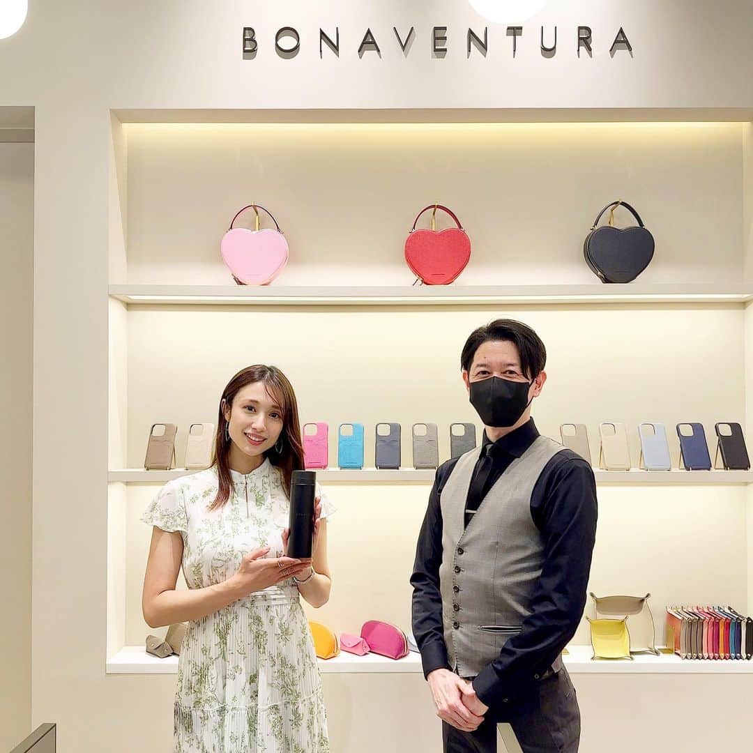 広瀬未花のインスタグラム：「@bonaventura.official   九州初のボナベンチュラ・フラッグシップショップが 福岡大名ガーデンシティーに4/6 GRAND OPEN!!  先日はその新店舗にて インスタライブを配信しましたよ😎  ボナベンチュラの店舗って、どこの店舗も本当に素敵💕 バッグがより美しく見えるような、 上質な空間ですよ♪ そして、こちらにもスマホウォール あります！フォトスポットです✨  季節限定カラーのパールパープルのアイテムも多数揃っていましたので、是非お店でお試し下さいね💜  また、¥20,000(税込)以上お買い上げの方にBONAVENTURAオリジナル マグボトルをプレゼントしているそうですよ！！ (※先着順の為、無くなり次第終了となります。) お問い合わせの上、お早めに〜！！  阿久津さん、そしてボナスタッフの皆様、 ありがとうございました✨ --------------------  BONAVENTURA 福岡大名ガーデンシティ  〒810-0041　 福岡県福岡市中央区大名２丁目6-50 1E-1区画  営業時間 11:00 ~ 20:00」