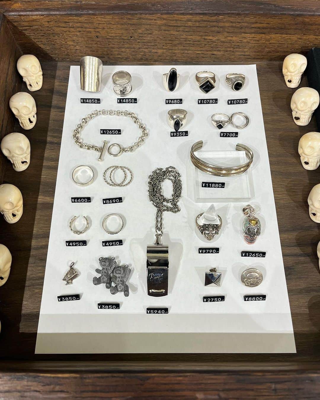 ジャムルさんのインスタグラム写真 - (ジャムルInstagram)「@jammru  vintage silver skullコンチョ ¥8000+tax . @bequeath_official  80-90's silver925 bracelet . 1890-1910's antique silver chain ring . #お問い合わせはお電話で承ります #jammru #osaka  #fashion  #streetstyle  #streetfashion  #vtg  #vintage  #used  #usedclothing  #古着 #古着屋 #ファッション #70s #80s #90s」4月12日 14時04分 - jammru