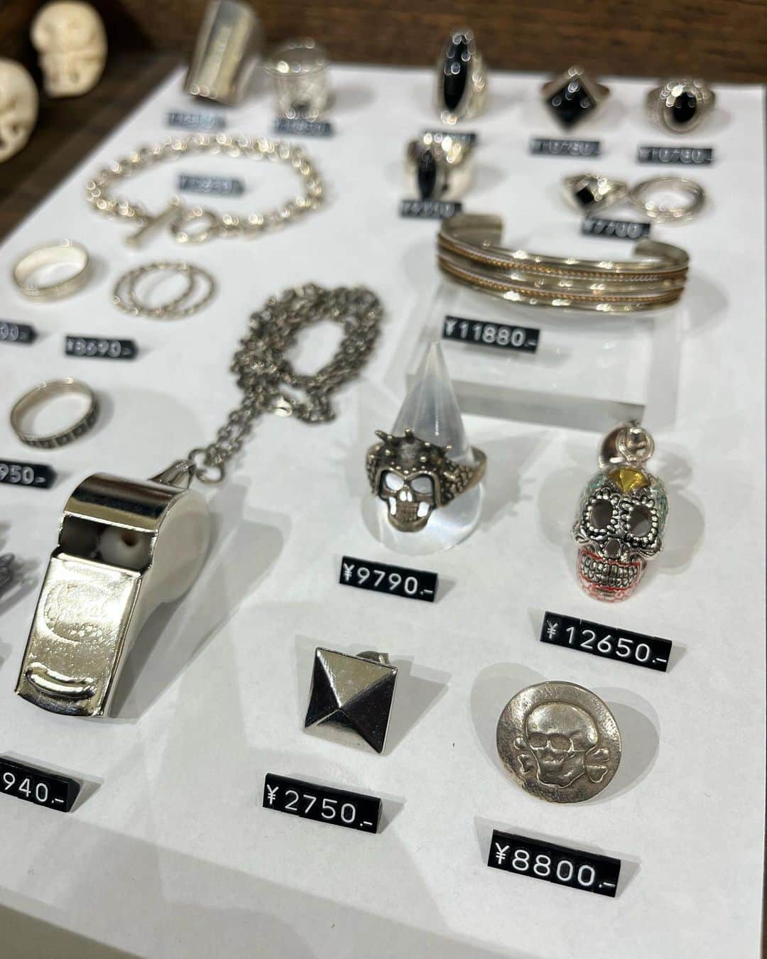 ジャムルさんのインスタグラム写真 - (ジャムルInstagram)「@jammru  vintage silver skullコンチョ ¥8000+tax . @bequeath_official  80-90's silver925 bracelet . 1890-1910's antique silver chain ring . #お問い合わせはお電話で承ります #jammru #osaka  #fashion  #streetstyle  #streetfashion  #vtg  #vintage  #used  #usedclothing  #古着 #古着屋 #ファッション #70s #80s #90s」4月12日 14時04分 - jammru