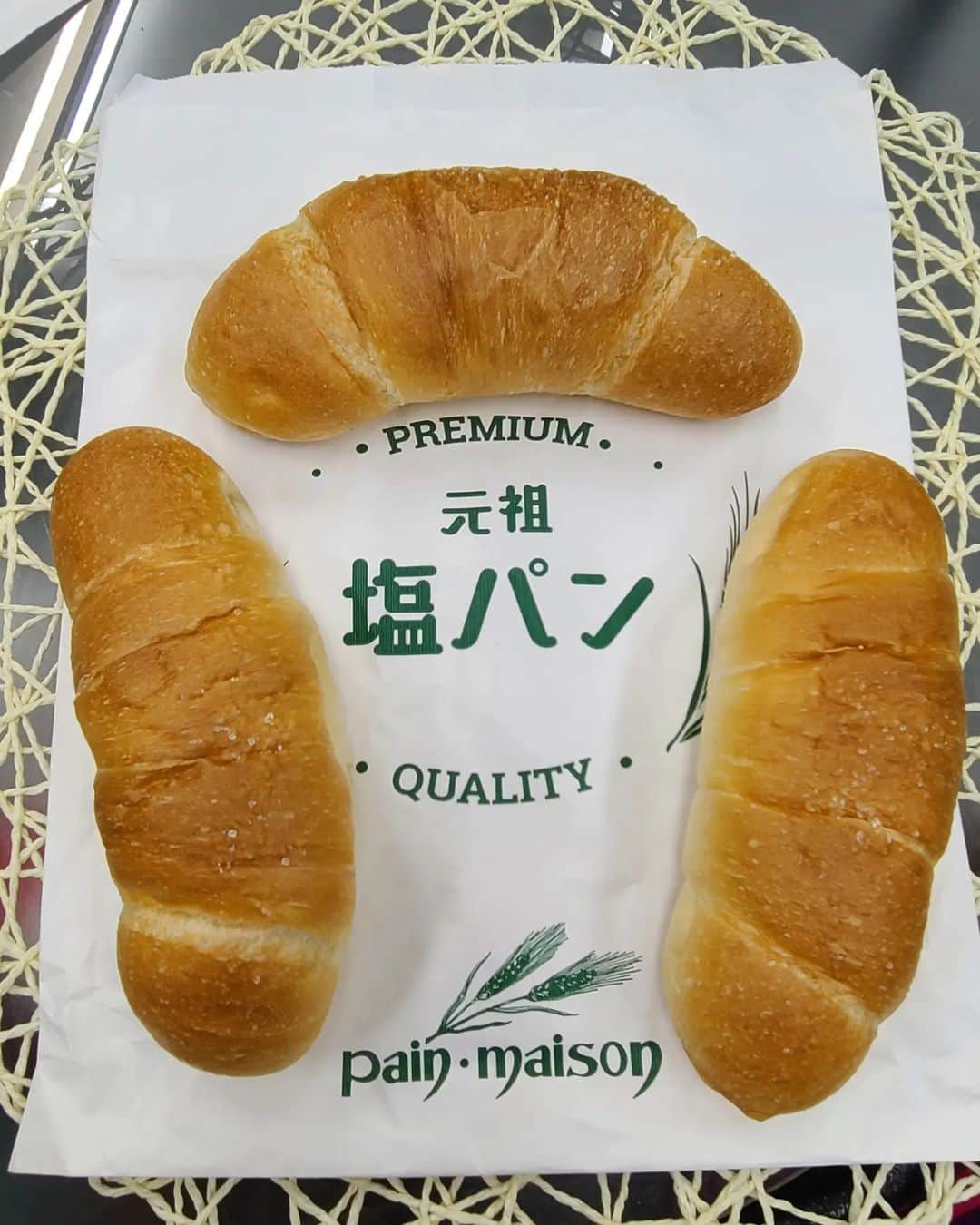 DJ KOOさんのインスタグラム写真 - (DJ KOOInstagram)「今日は #パンの日  初めて日本でパンが焼かれた日  年間 1000個以上パンを食べるパンDJです 日頃からおいしいパン屋さんを探しています！！  今日も撮影現場のケータリングはパン お気遣いありがとうございます！！  #パンの記念日 PAN PAN PAN    #DJKOO」4月12日 14時06分 - dj_koo1019