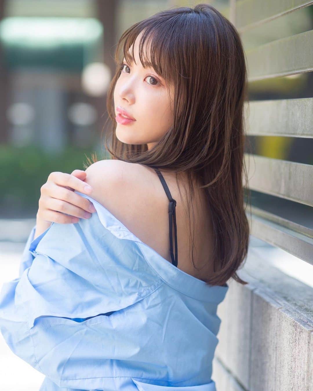 のインスタグラム：「最近あったかくて気持ちいいね🤍  #mystic #サロモ#サロンモデル#撮影データ#shooting#ポートレート#撮影#撮影モデル#シャツ#シャツコーデ#青シャツ#暗髪#ミディアム#セミロング#ヘアスタイル#ヘアアレンジ#ロングヘア」