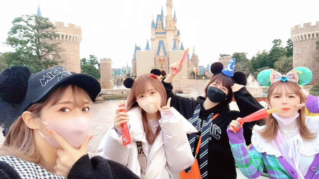 Machicoのインスタグラム：「C いつの日かの #まち吉あいみーな で夢の国へ🏰🌈 : はるにゃん・たかみな・あいみー・まちこ✨ : おたんじょびお祝いしてもらったヤ～🎁🎂うれぴ : アトラクションもパレードも楽しめてドリームでした🌍️ チュロスもうまうま🍭 : ありがとうーーーーーー🎀 #Machico #ディズニーランド #夢の国」