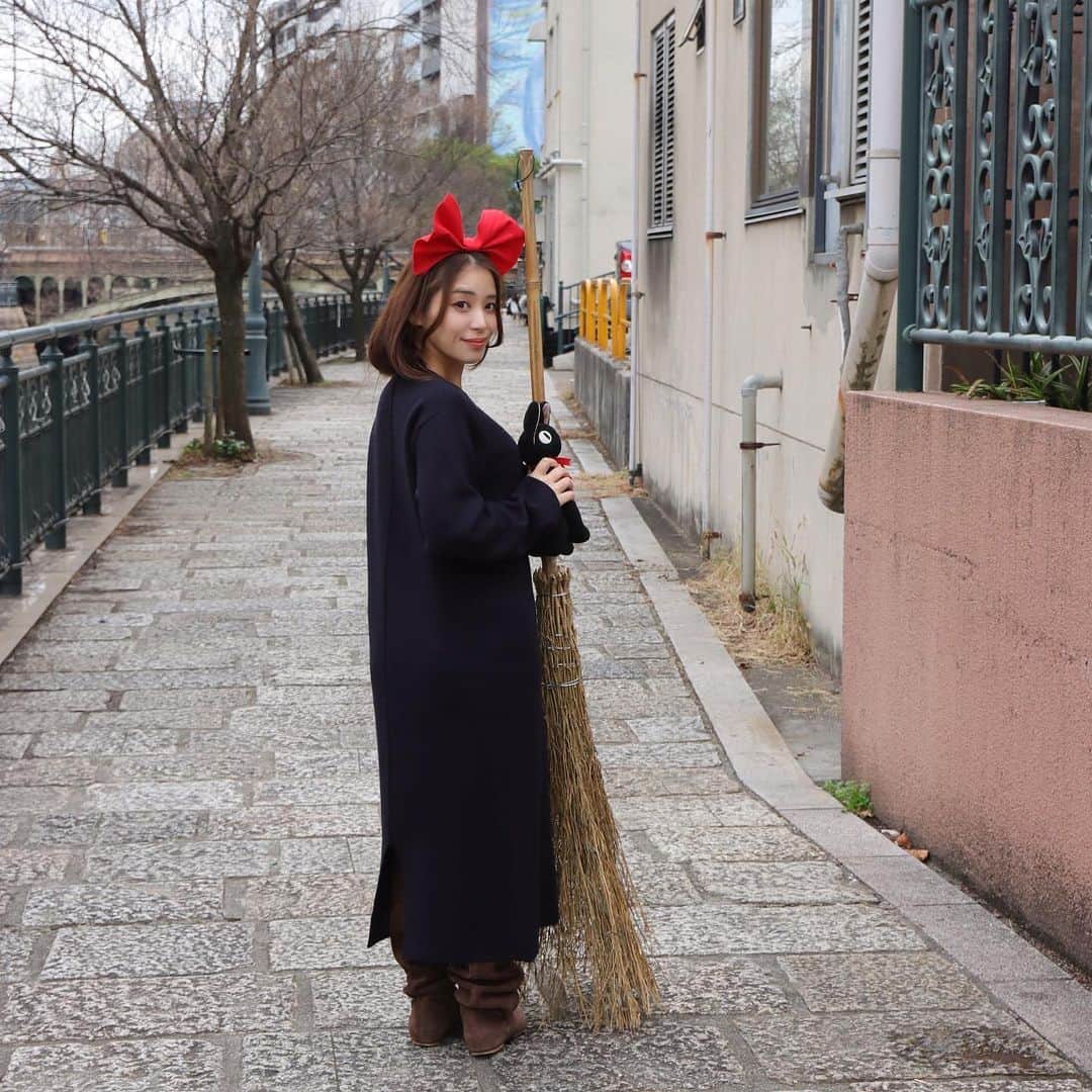 のインスタグラム：「🧹 ・ ・ 落ち込む事もあるけれど 私この街が好きです ・ ・ ・ @kana_photo_session  またまた映画キャラなりきり企画したいなあ🎀 ただいまGWの 撮影会企画を ちょこちょことやってます🥹 ・ 次回私は4/29 出演♡ 4/14(金) 21:00〜 公式LINEより 予約スタート✨✨ ・ ・ 💎4.5月スケジュール  ▪️受付中▪️  ￣￣￣￣￣￣￣￣￣￣￣￣￣￣￣ 15 三浦まりあ(個撮🈵)&中村かなペア団体@ピンキー 16 早川あゆ美 @ピンキー ( 残り1枠❣️) 22 shammy.おくやんぬ(初出演)@どうだんてい&久屋大通スタジオ 山路裕子 @どうだんてい  ￣￣￣￣￣￣￣￣￣￣￣￣￣￣￣  ▪️ご予約開始前▪️  ￣￣￣￣￣￣￣￣￣￣￣￣￣￣￣  29 花村映実.中村かな @名古屋市内スタジオ予定 (4/14 21:00 予約開始) 5/2 安藤絵美.ゆうみ.中村かな@ロケ (4/14 21:00 予約開始) 3 中村かな＠名古屋市内(少人数のため問合せのみ受付) 4 shammy @スタジオ未定 5.6.7 調整中 21 早川あゆ美バースデー撮影会  ・ ・ #かな企画撮影会 #ポートレート #魔女の宅急便 #ジブリ好きな人と繋がりたい #ジブリの世界 #アニメ #漫画 #ポートレートしま専科 #名古屋カメラ部 #私の写真もっと広まれ  #anime #animegirl #japanesegirl #japaneseculture #ジジ #キキ #コスプレ #コスプレイヤー #コスプレ女子 #cosplay #cosplaygirl #ジブリパーク」