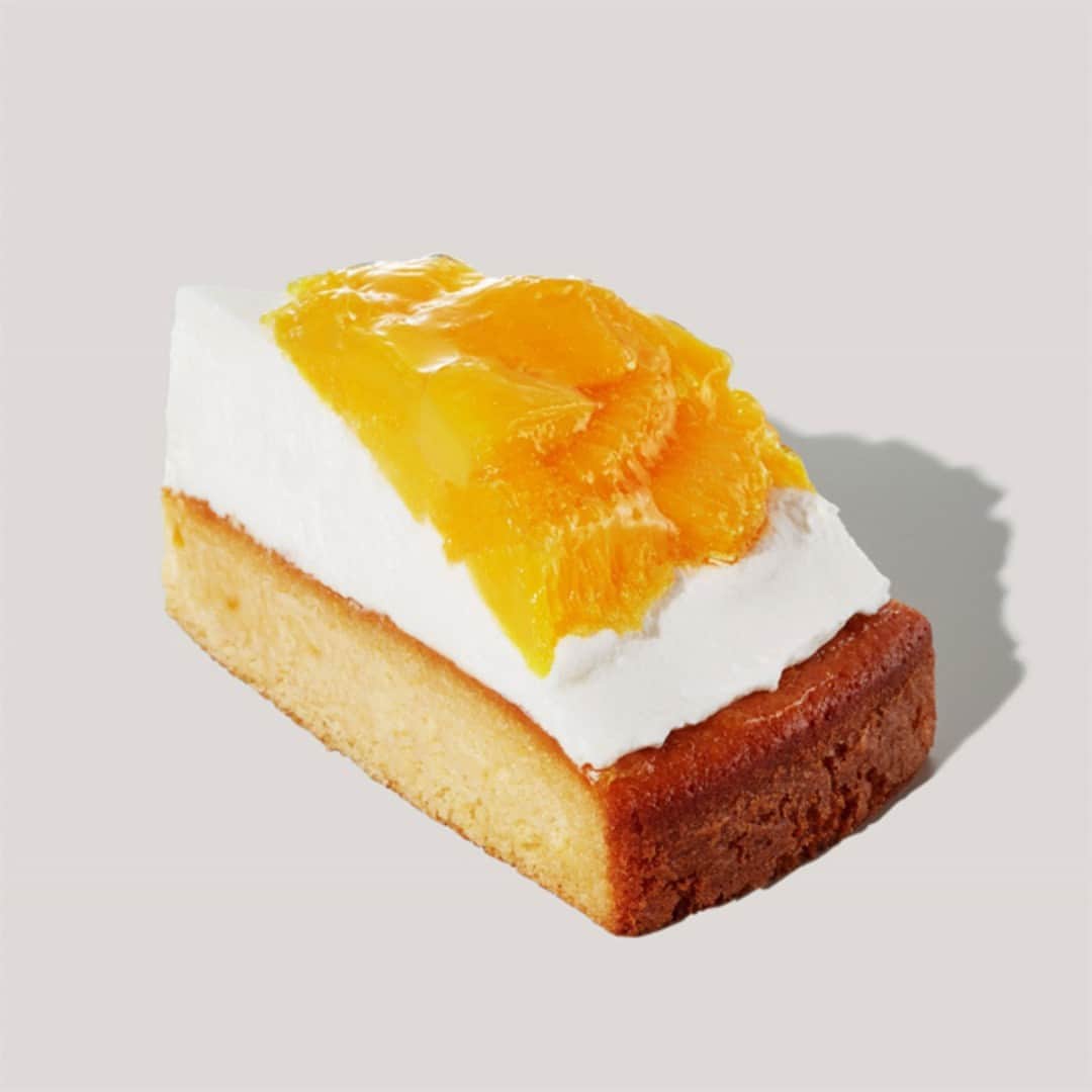 オズモール編集部さんのインスタグラム写真 - (オズモール編集部Instagram)「本日スタート🌻 #スタバ新作 サマーシーズンのコンセプト「PLAY▷ VIVID SUMMER」をイメージしたカラフルな夏の新作フードメニューが登場！ オレンジ＆マンゴーのケーキやストロベリードーナツなど彩り鮮やかな夏を感じて🌈 . ――――――― 「PLAY▷ VIVID SUMMER自分色、もっと鮮やかに。」 ▪場所 全国のスターバックス店舗（一部店舗を除く）  ▪期間　 2023/4/12（水）～  ▪料金 「オレンジ＆マンゴーのケーキ」525円 「ストロベリードーナツ」290円 「バナナクリームドーナツ（リニューアル）」290円 「クッキー＆クリームシフォンケーキ（再販）」455円 「チョコレート＆ココアデニッシュ」305円 「もっちりボール バナナ＆キャラメル」370円 「えびとブロッコリー サラダラップ（リニューアル）」510円 「チキンアラビアータ 石窯フィローネ（リニューアル）」525円 ――――――― . 詳しくは「OZmall　スターバックス　新作フード」で検索してみてくださいね。 スターバックスの情報をもっと見たい人は @ozmall_editors をチェック☕ . 写真提供/スターバックス . #オズモール #スターバックス #starbucks #スタバ #スタバ新作 #スタバフード #スタバスイーツ」4月12日 15時01分 - ozmall_editors