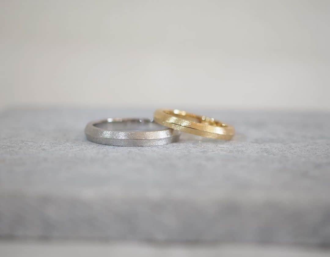 常岡康弘のインスタグラム：「Pt900&K18YG / marriage ring  男性がプラチナ900、女性がK18イエローゴールドで製作したマリッジリング(結婚指輪)です。  リング表面を細かく削って仕上げているので通常のプラチナ、ゴールド色とは少し違った風合いになっています！  #tsuneokajewelry#結婚指輪#マリッジリング#オーダーメイド#fukuoka」