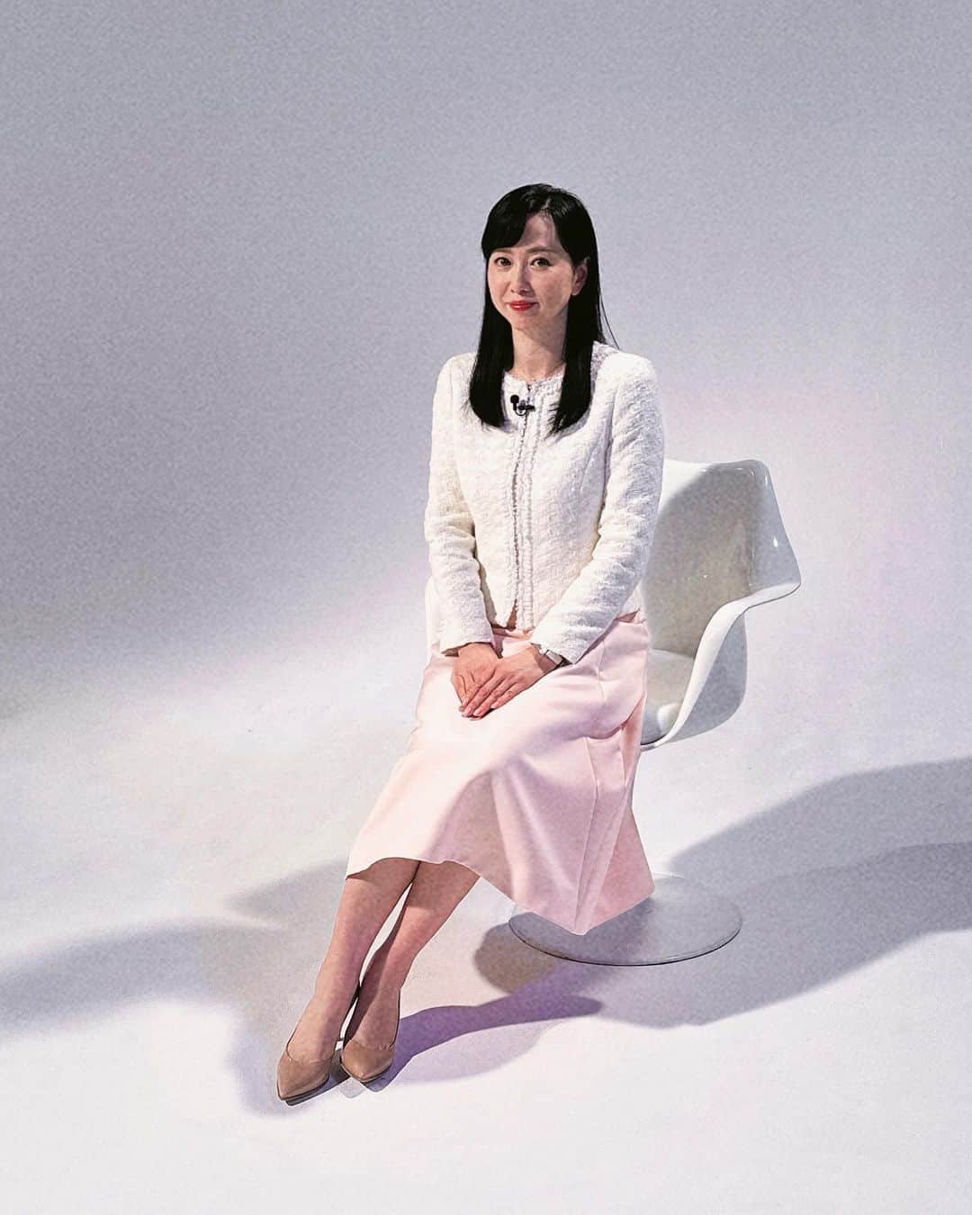 江連裕子さんのインスタグラム写真 - (江連裕子Instagram)「. 経営者インタビューを担当させて頂きました🎙  桜🌸色のロングスカートに白いジャケット  #インタビュー #インタビュー動画 #インタビュー企画 #インタビュー撮影 #経済キャスター #キャスター #アナウンサー #アナウンサー衣装 #フリーアナウンサー #アナウンサーファッション #江連裕子」4月12日 14時55分 - yuko_ezure