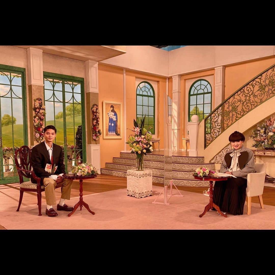 磯村勇斗のインスタグラム：「.  「徹子の部屋」  とても貴重な時間を体験しました。 楽しかった。 そして、出演する事ができて本当に嬉しかった。 黒柳さんの優しいお人柄に感謝です。  がんばろう。  #徹子の部屋 #ケイジとケンジ時々ハンジ」