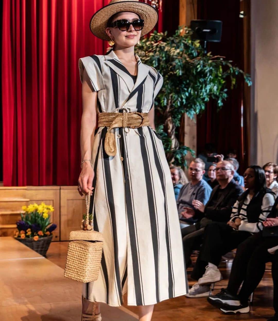 コレクションプリヴェのインスタグラム：「Our black and white stripes dress on the catwalk @casteljac_richterswil #ss23  • • • • • • • #newcollection #collectionpriveeofficial #style #madeinitaly #fashionista #ss23 #blackandwhite #iconic #love #dress #rtw #totallook #new #casteljac #swizerland #richterswil #lake」