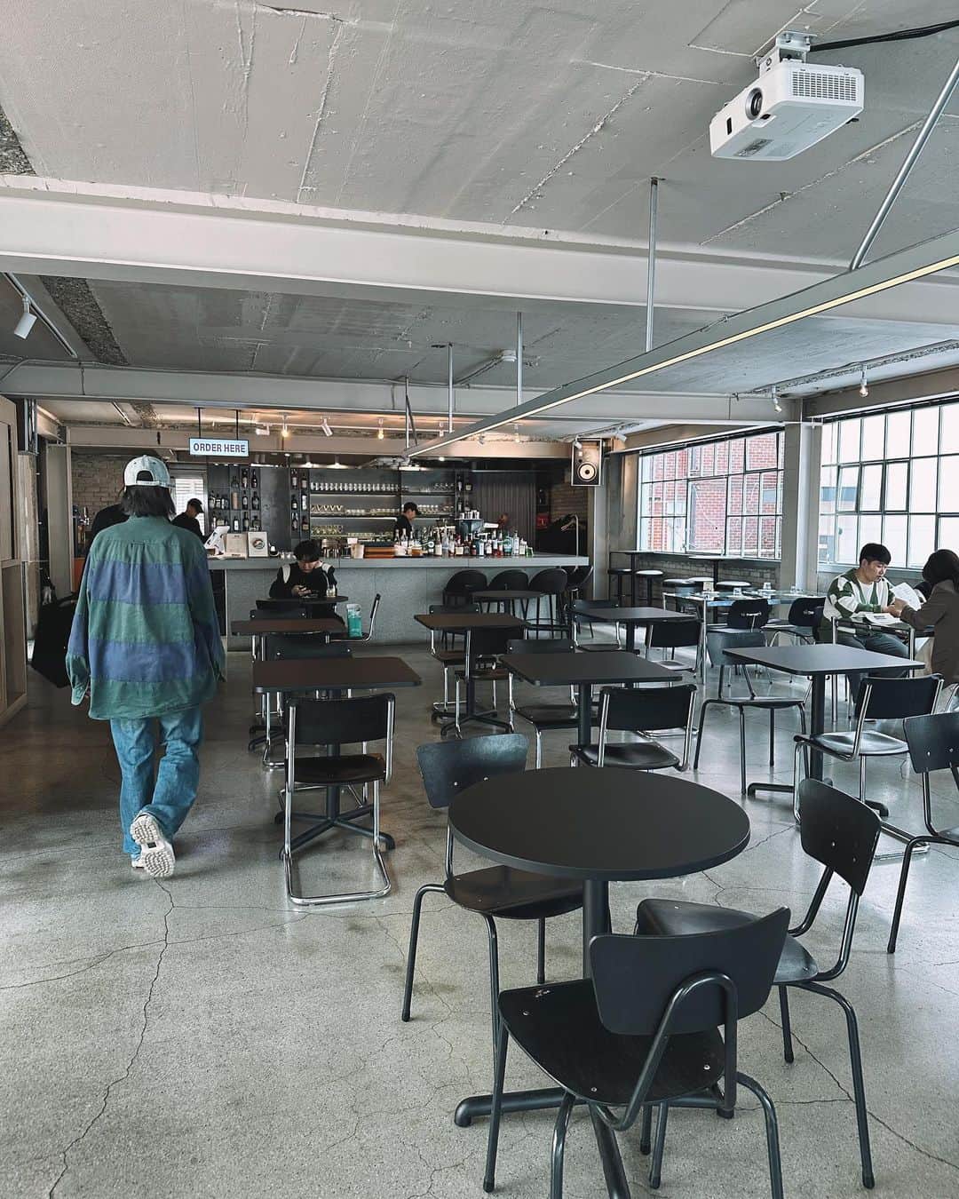 小梶恵莉さんのインスタグラム写真 - (小梶恵莉Instagram)「. MIDTOWN cafe.  1階、2階、テラス席 とぜーんぶ素敵で落ち着く空間やった🫶🏼🤍  また行きたい🫶🏼  . #korea#韓国旅行」4月12日 15時17分 - eri3580