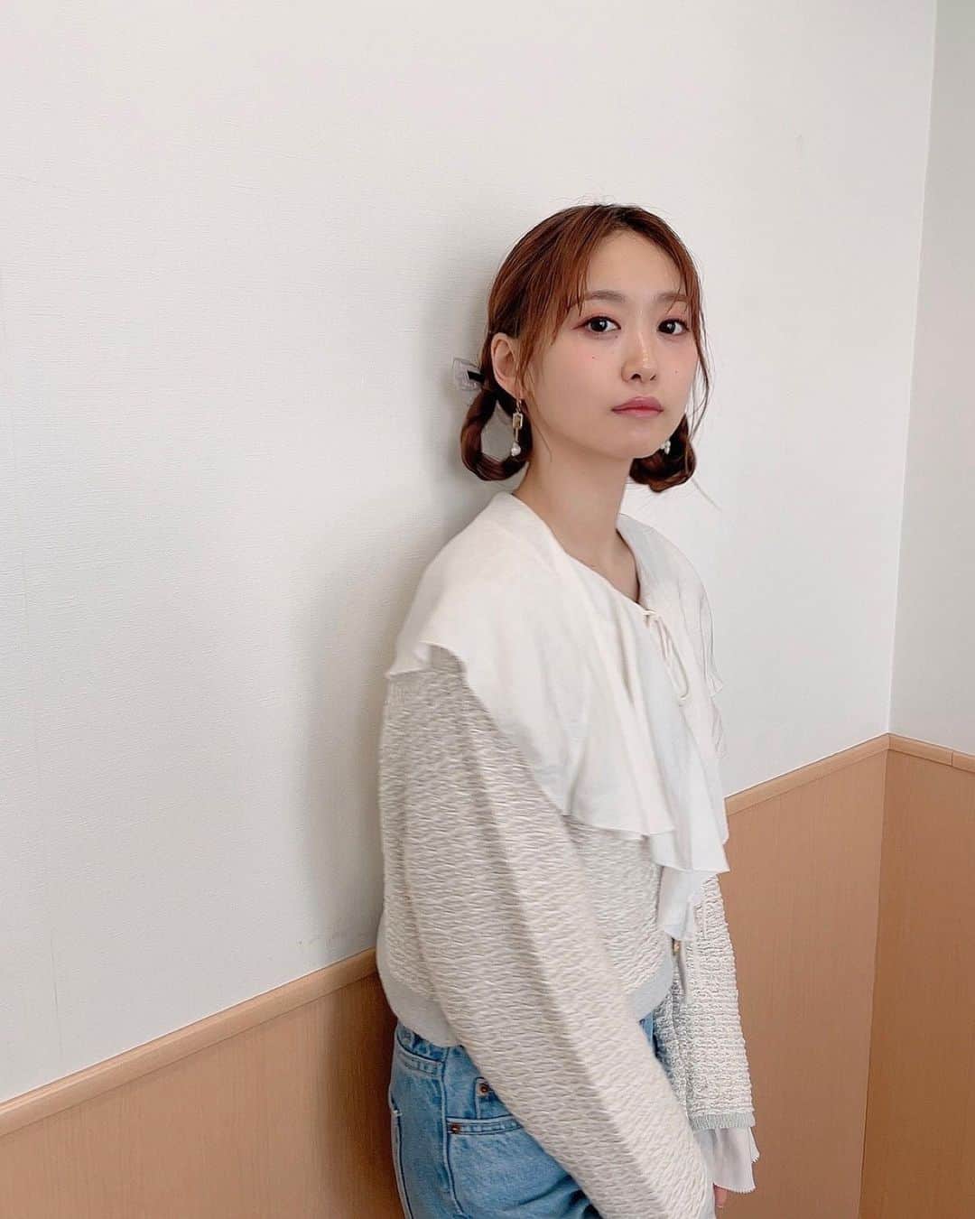 芹澤優のインスタグラム：「🫧  ヘブバンレディオ今放送中の回の私です！  三つ編みのまるまる編み 可愛い〜くくく〜  ヘアメイク　@1129kotomi   私服 トップス　@fray_id  カーディガン　@cocodeal_official  デニム　@hm   なんな世の中春になってきたね 今日は風に吹き飛ばされそうだけど 負けずにがんばろううう  #換毛期の猫が #ほんとにやばくて口から鼻から目から #毛が出てくる」