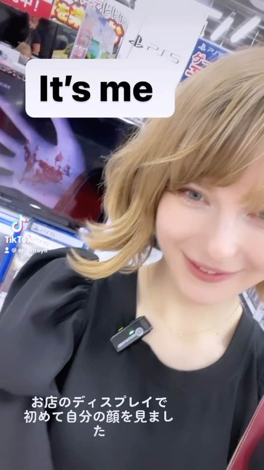 Ella Freyaのインスタグラム：「Casually seeing my face in Akihabara 😭」