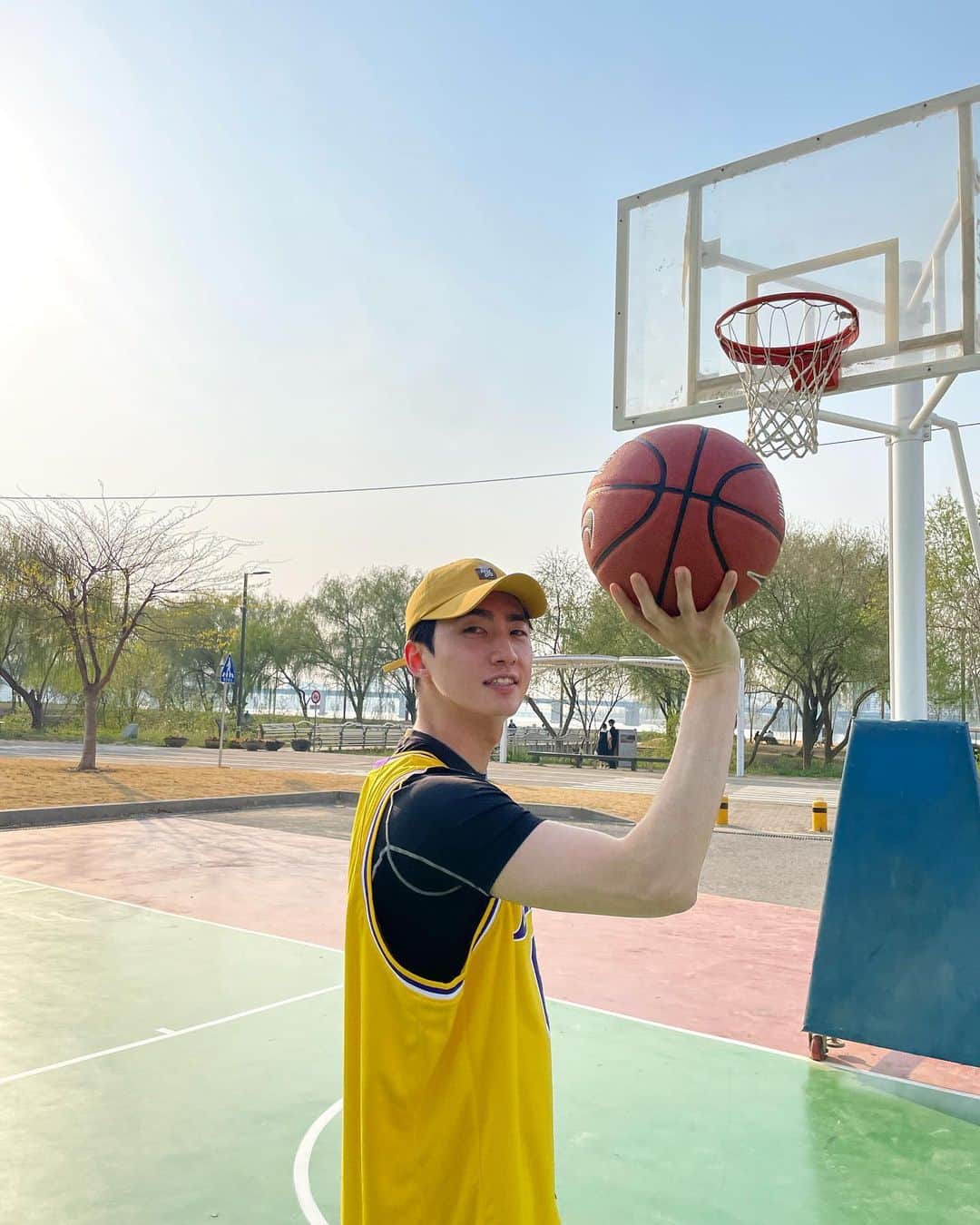 ペク・ミニョンのインスタグラム：「왼손은 거들 뿐..🏀💪」