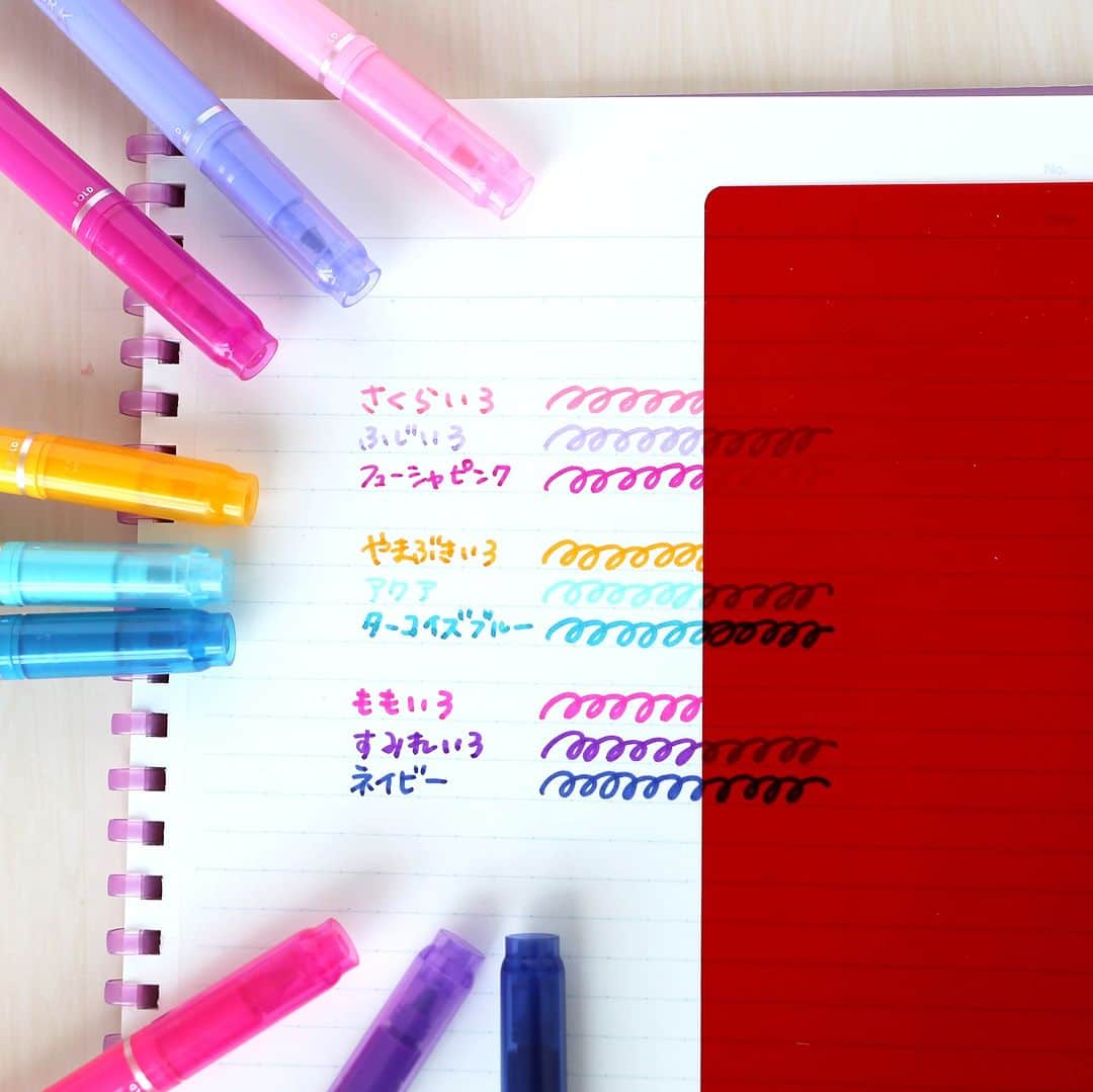 トンボ鉛筆さんのインスタグラム写真 - (トンボ鉛筆Instagram)「#プレイカラーK3色組合せパターン 🎨 全36色の水性マーカー「プレイカラーK」から勉強シーンにおすすめの組み合わせ3パターン！  今回は赤シートで消える色「さくらいろ」「やまぶきいろ」「ももいろ」を中心に選んでみました✏️ 暗記したい部分をこの色にすることで、赤シートを使った勉強法もできますよ👍  プレイカラ―Kは0.3㎜の超極細芯と0.8㎜太芯のツインタイプなので、文字のメリハリも付けやすい！👀  勉強だけでなく、手帳やイラストなどでも参考にしてみてください☺️✨  #トンボ鉛筆 #tombowpencil #tombow #文房具 #文具好き #文房具好き #文房具好きな人と繋がりたい #okt1913 #stationery #stationerylove #stationeryaddict #文房具好き #プレイカラーK #playcolor #プレイカラー #配色 #色見本 #勉強 #勉強垢 #ぶんぼうぐ #ペン #ノート #ノート述 #暗記」4月12日 15時37分 - tombowpencil
