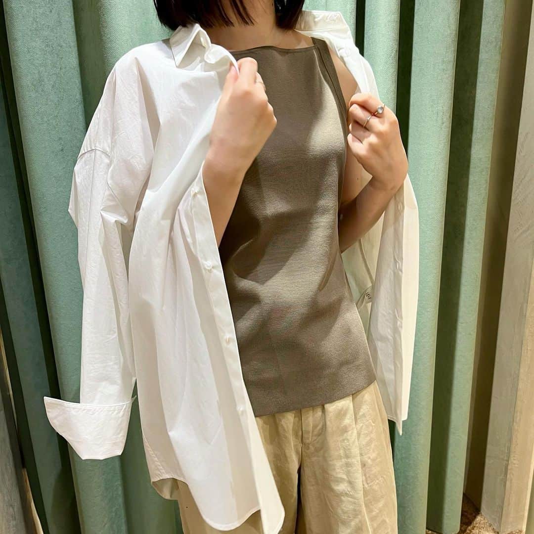 デミルクス ビームス 新宿のインスタグラム：「. 【特別企画】 『PRESS @meguro_etsuko に直接聞いてみました❣️』 . PRESS目黒がプロデュースしたヘルシーなアイテムコレクションからニットキャミソールが発売となりました！ その発売を記念してPRESS目黒にキャミソールと合わせるオススメアイテムを独占取材🧐🕵️ . 2つ目のご紹介は、 @ak1_beams コットンオーバーサイズシャツです✨ No.6411-0121 Price ¥19,800-(in tax) . オーバーサイズのシャツをばさっと羽織る、今の時期からお楽しみ頂けるスタイルです💫ヘルシーニットキャミは、程よい肌見せが叶うので、ざっくりした羽織と合わせるのがおすすめです！ . 是非皆様も参考にしてみてください🌈 . #demiluxebeams #demiluxe_beams_shinjuku #キャミソール」