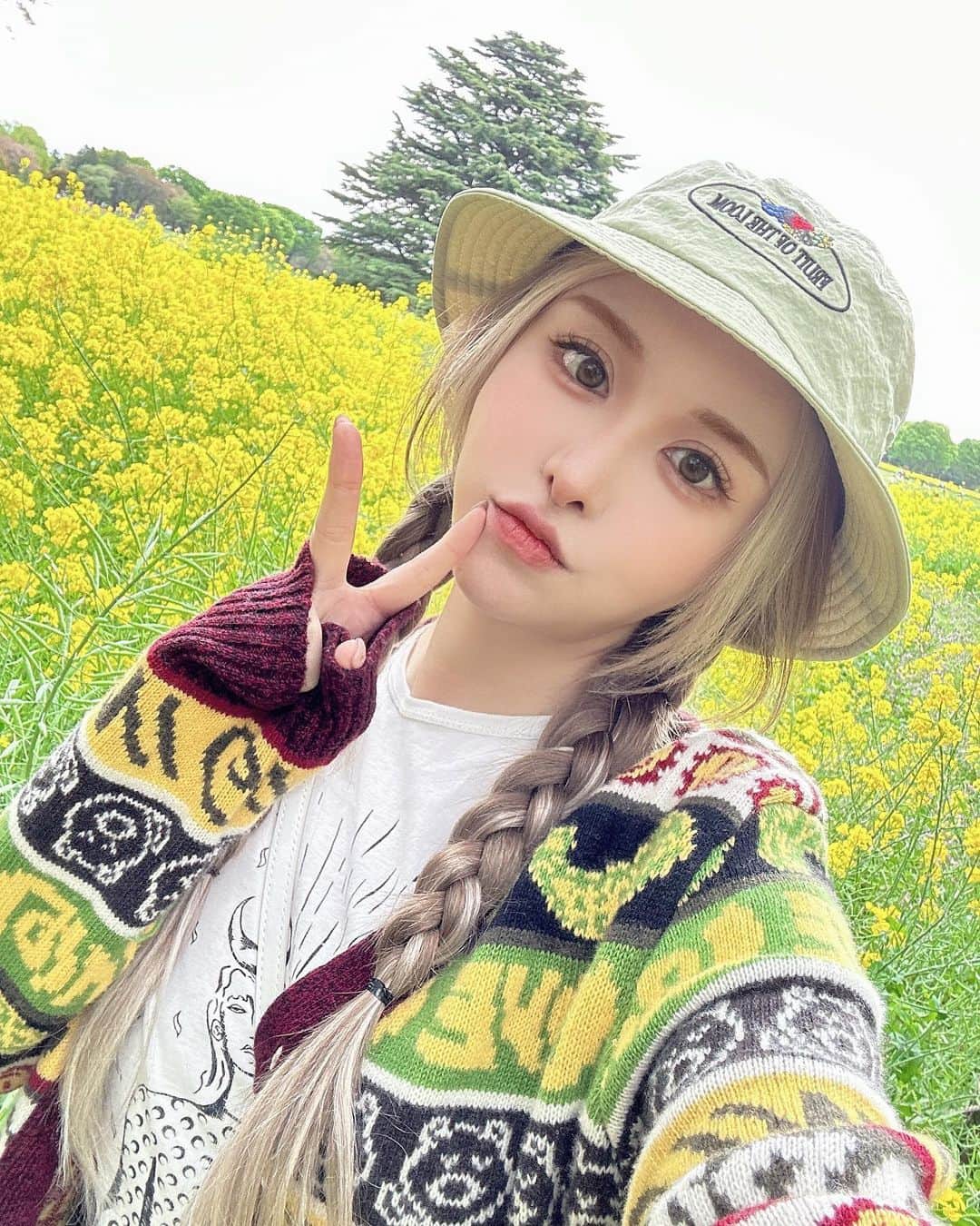 藤咲めいのインスタグラム：「女の子のPV撮影でまたまた国営昭和記念公園へ💎 今回は桜の広場🌸のとこじゃなくて奥の庭園の方にいきました🫶🏻 日差し強いと思って帽子かぶってきたのに、天気良くなかったから色味加工してる笑  風車とか昔ながらの日本家屋とか滝や川に癒された~✨ 最近自然がすごく好き🍃 前までは良さが分からなかったけど本当に癒されるよね🥰  #japan #naturelover #flowers」