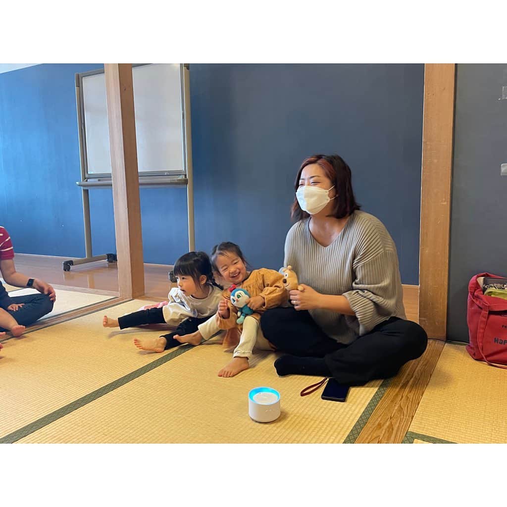 山田真以さんのインスタグラム写真 - (山田真以Instagram)「バタバタと4月に入り、気が付けば娘#2y11m ❣️ 2歳児最後の1ヶ月🥰💗 はやい〜 最近はお友だちと遊ぶのが楽しくて仕方がない様子😌🌈  そんな娘の#2y10mの記録 ✔︎きょうどこいくのー？から始まるいちにち。 ✔︎パパと会話していると口を塞いでうるさい〜と夫婦の会話に怒る🫥 ✔︎さんにんでぎゅーするの！さんにんがいい！👨‍👩‍👧 ✔︎このまま！いちご切らない！と🍓を丸ごと出せと催促。 ✔︎ままいないやだー！4月に入り、新生活が始まるのが分かっているのか、心揺れ動くここ最近。 ✔︎アンパンマングミにハマる🐻 #2y10m#2歳10ヶ月#女の子ママ」4月12日 15時38分 - maaai.yamada