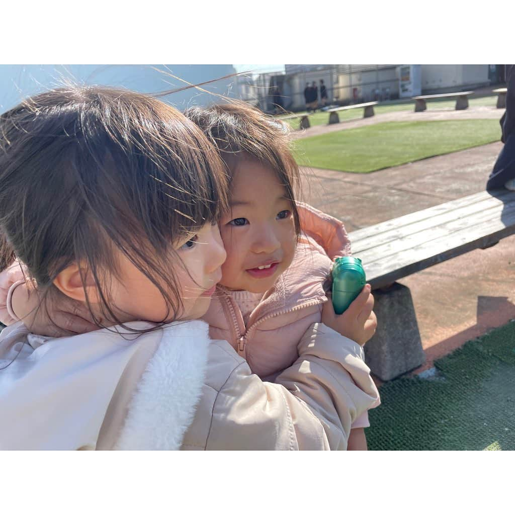 山田真以さんのインスタグラム写真 - (山田真以Instagram)「バタバタと4月に入り、気が付けば娘#2y11m ❣️ 2歳児最後の1ヶ月🥰💗 はやい〜 最近はお友だちと遊ぶのが楽しくて仕方がない様子😌🌈  そんな娘の#2y10mの記録 ✔︎きょうどこいくのー？から始まるいちにち。 ✔︎パパと会話していると口を塞いでうるさい〜と夫婦の会話に怒る🫥 ✔︎さんにんでぎゅーするの！さんにんがいい！👨‍👩‍👧 ✔︎このまま！いちご切らない！と🍓を丸ごと出せと催促。 ✔︎ままいないやだー！4月に入り、新生活が始まるのが分かっているのか、心揺れ動くここ最近。 ✔︎アンパンマングミにハマる🐻 #2y10m#2歳10ヶ月#女の子ママ」4月12日 15時38分 - maaai.yamada