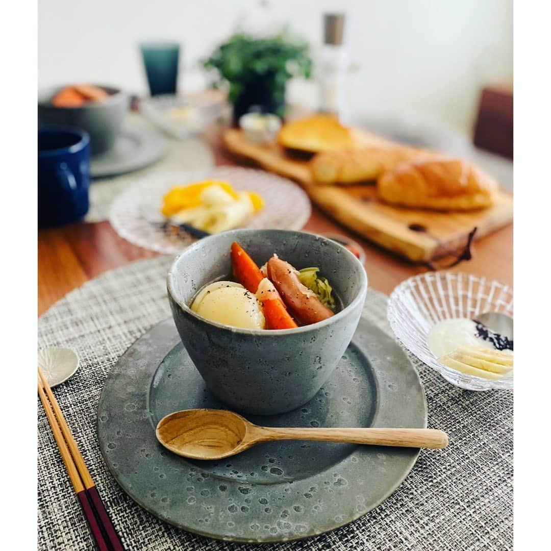 市橋有里さんのインスタグラム写真 - (市橋有里Instagram)「【おうちごはん】  ひさびさのお家ご飯。 新玉ねぎ、はまぐり、菜の花 ホワイトアスパラ… 春の食材はなんて美味なんだろう。  今日もおつかれさまでした🍻  #小料理屋あり #アリツマミ #キッチンの住人 #おうちバル #家飲み #おうちごはん #春ごはん #旬ごはん」4月12日 15時46分 - ariichihashi