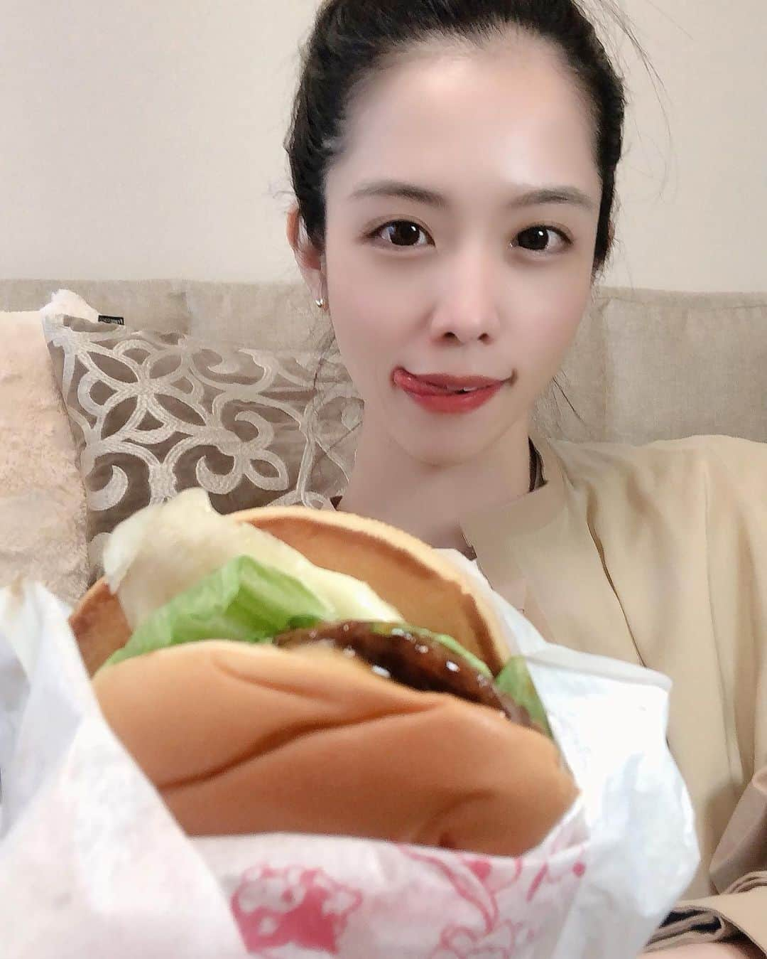 浦田麻緖さんのインスタグラム写真 - (浦田麻緖Instagram)「パスタ食べたんだけどな〜🤣🤣🤣おやつに...モス🍔( ﾟ∀ﾟ):∵ｸﾞﾊｯ!!  玉子とろっとろ(*´﹃｀*)💕 チーズとろ〜り（⸝ ⸝ ⸝´ω`⸝ ⸝ ⸝）  モスはいっつもモスチーズバーガーだけど、期間限定と言われると、ついつい心が揺らぎます🙋‍♀️  #とろったまチーズテリヤキバーガー  #新作 #期間限定 #モスバーガー  #食べ盛り」4月12日 15時46分 - mao.urata