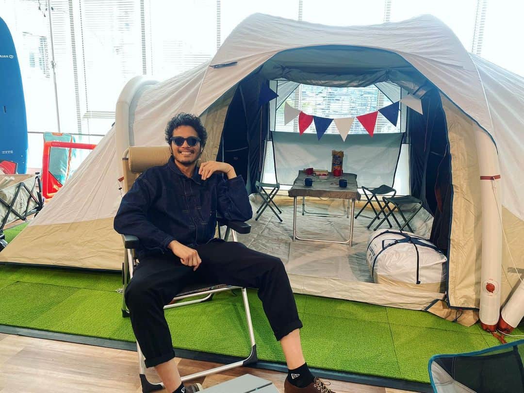 ZOEのインスタグラム：「キャンプ道具について色々教えてもらいまして、自分の知識が20年遅れていることに驚愕！  今は10分で誰でもテントが建てられる時代なんですね🏕  いつかみんなでキャンプしましょうー！！  @decathlon.japan  #decathlon  #デカトロン」