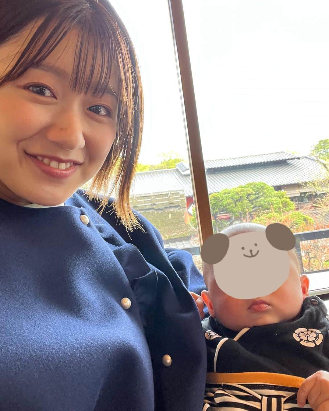 尾崎里紗のインスタグラム：「ちょっと前のお食い初め。  家でするか悩みましたが、 知り合いの先輩ママにおすすめしてもらったお店でしてきました🌸  それにしても100日って、 早い…あっという間… 細身だった体型もむちむちに。喃語を喋るようにもなり、 よく「ぶんぶん！」と言っています。笑 ものすごいスピードで成長していくわが子に驚かされる毎日です。  そういえば、 最近あたたかくなってきましたが、 いつ頃から肌着をメッシュのものに変えたり、 半袖を着せたりするものなんでしょう…？🤔  先輩方、現在育児中の方、 ご意見いただけたら嬉しいです😌 . #お食い初め　#100日祝い #息子　#👶」