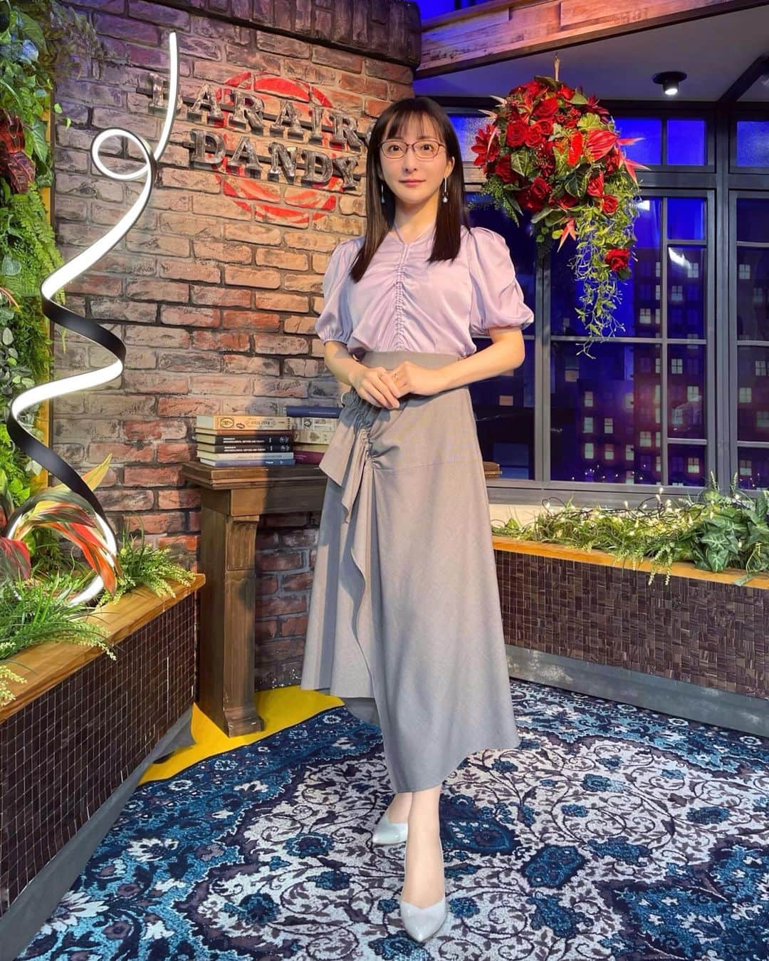 松澤千晶のインスタグラム：「バラいろダンディ火曜日 一言日記　人生はグラデーションだと思いました。  キャンベルさん、ダイアナさんのお話、とても素敵でした。  tops/skirt @ladymade_official accessory @anemone_official  #バラダン #TOKYOMX」