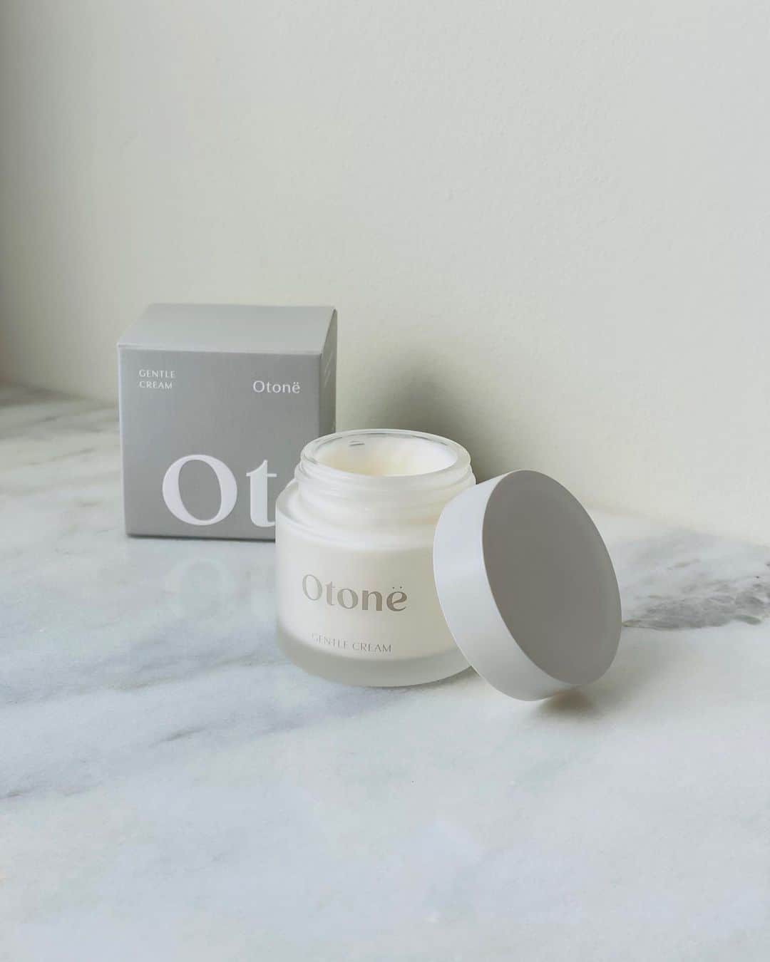 エリーローズのインスタグラム：「【お知らせ】 お待たせしました🙇🏼‍♀️ GENTLE CREAM を再入荷します。  明日4月13日(木)12:00より、@otone_official オフィシャルオンラインショップでお買い求めいただけます。  ぜひ人気のジェントルクリームをお試しください。  いつも愛用していただきありがとうございます🤍✨  忙しい生活の中で、これからもOtonëが柔らかく寄り添える存在でありますように。」