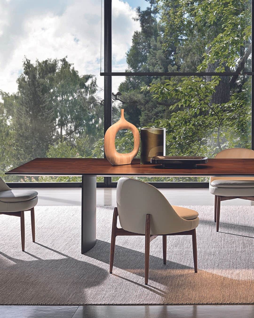 Minotti Londonさんのインスタグラム写真 - (Minotti LondonInstagram)「A stimulating design challenge has led to the evolution of the Linha table, designed by @mkogan27 / @studiomk27, giving rise to Linha Fina.   Its slender top, with perimeter thickness of just 16 mm, in palisander Santos in the stained Dark Brown or in the polyester matt lacquered finishes, or Black lacquered ash, is the line that becomes volume, characterising this light, yet sculptural object.  Tap the link in our bio to explore the Linha Fina.  #minotti #luxuryfurniture #interiordesign #madeinitaly #luxurydiningtable #diningtable #diningtabledesign #interiordesign #livingroomdecor #livingroomdesign #marciokogan #studiomk27」4月12日 16時00分 - minottilondon