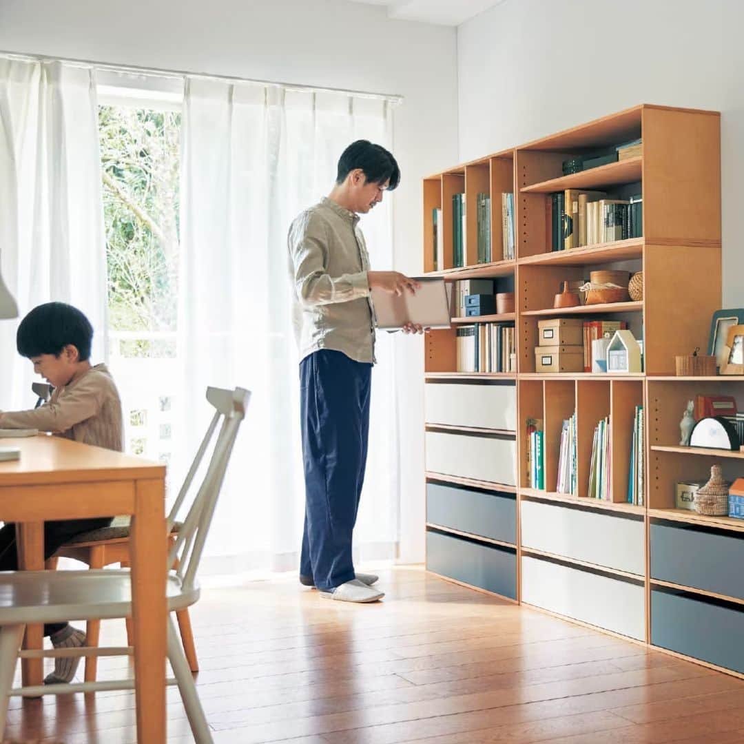 BELLEMAISON_DAYSのインスタグラム：「一人ひとりの専用と共有をきちんと分けられる、組み合わせ自由な収納でみんなのロッカーを  スペースや収納するものに合わせて自由に組み合わせできるユニットシェルフ 4段までスタッキングできて、腰高の窓を避けたり、 凹凸や階段風に並べたり、カウンター下に使ったりと、使い方は自由  優しい木目のカバ材を使用し、2色の色使いで、並べたときの配色も楽しめます  ￣￣￣￣￣￣￣￣￣￣￣ ☑組み合わせてマルチに使えるユニットシェルフ 🛒詳しい商品詳細はショッピングタグから🛒  #bellemaisondays #ベルメゾンデイズ #ベルメゾン ￣￣￣￣￣￣￣￣￣￣￣ 📷みなさんのBELLE MAISON DAYSのアイテムを 　使ったインテリア画像募集しております📷  お気に入りのアイテム写真に#ベルメゾンデイズ @bellemaison_days のタグ付けをお願いします！  ストーリズや、サイトでもご紹介させていただきます🙌 ・ ・ BELLE MAISON DAYSは、 「今日より明日、明後日が楽しくなる暮らしの提案」を コンセプトとした、ベルメゾンを一歩リードするオリジナルブランド  #丁寧な暮らし #ファミリーシェアオフィス #収納 #インテリア #デザイン #暮らしを楽しむ #マイホーム #模様替え」