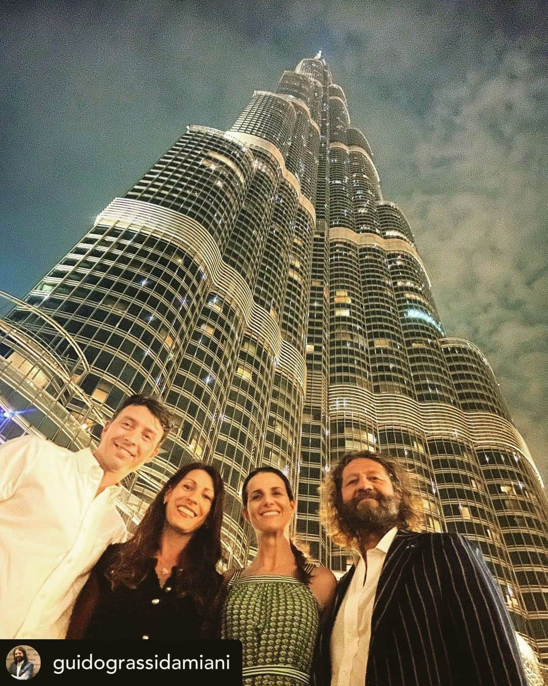 リッカルド・モントリーヴォのインスタグラム：「RePosted • @guidograssidamiani Bellissima serata ai  piedi della #burjkhalifa con il grande #capitano @montolivo e la #mitica @cristinadepinofficial #🧡  #dubai #emirates @alessandravillascodamiani #❤️」